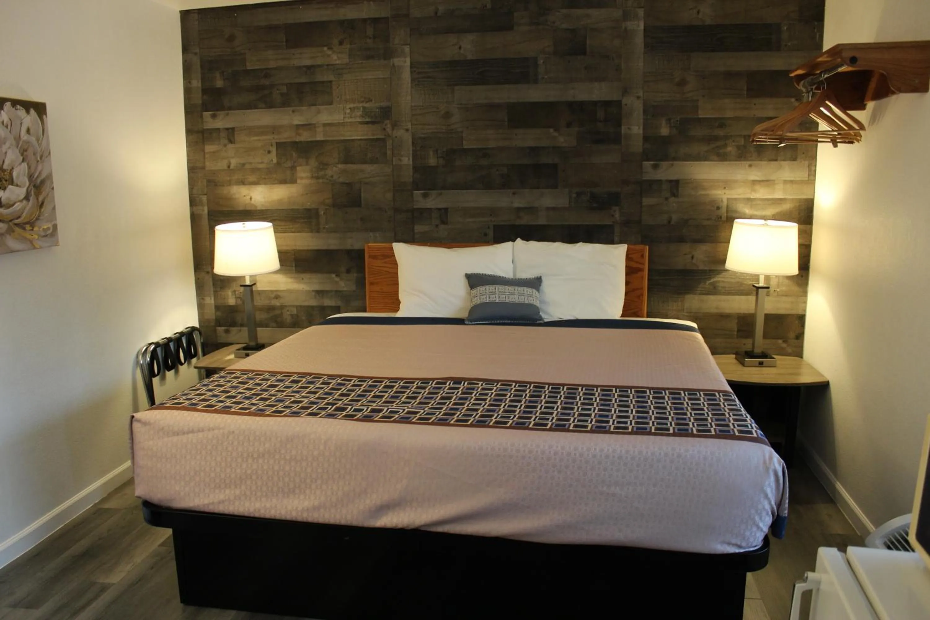 Bedroom, Bed in Cedarwood Inn of Ashland