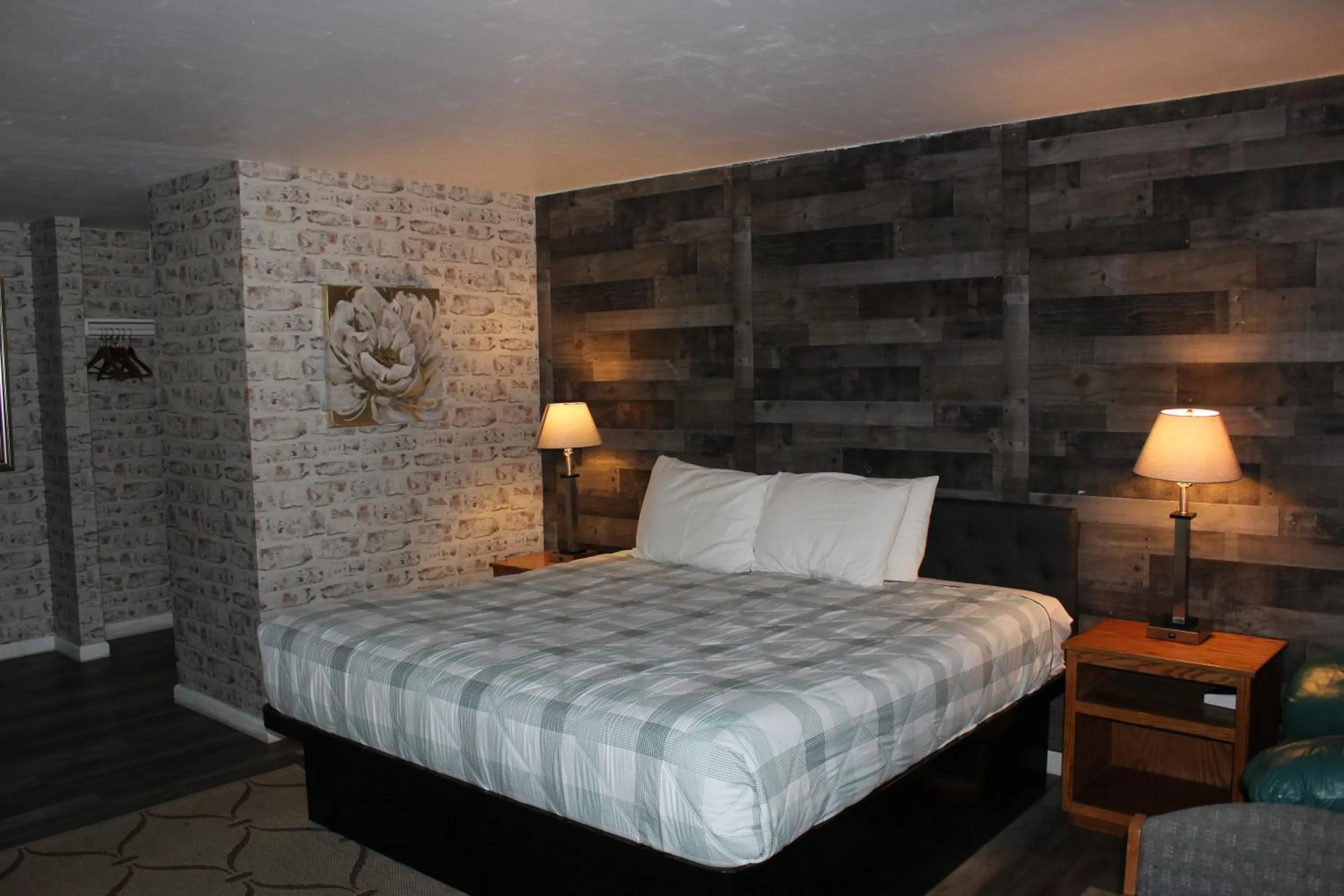 Bedroom, Bed in Cedarwood Inn of Ashland