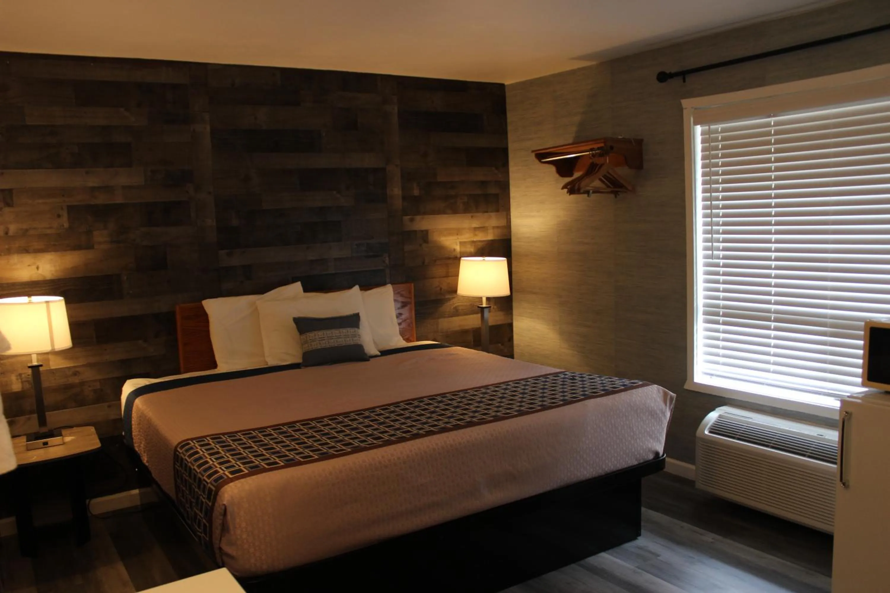 Bed in Cedarwood Inn of Ashland