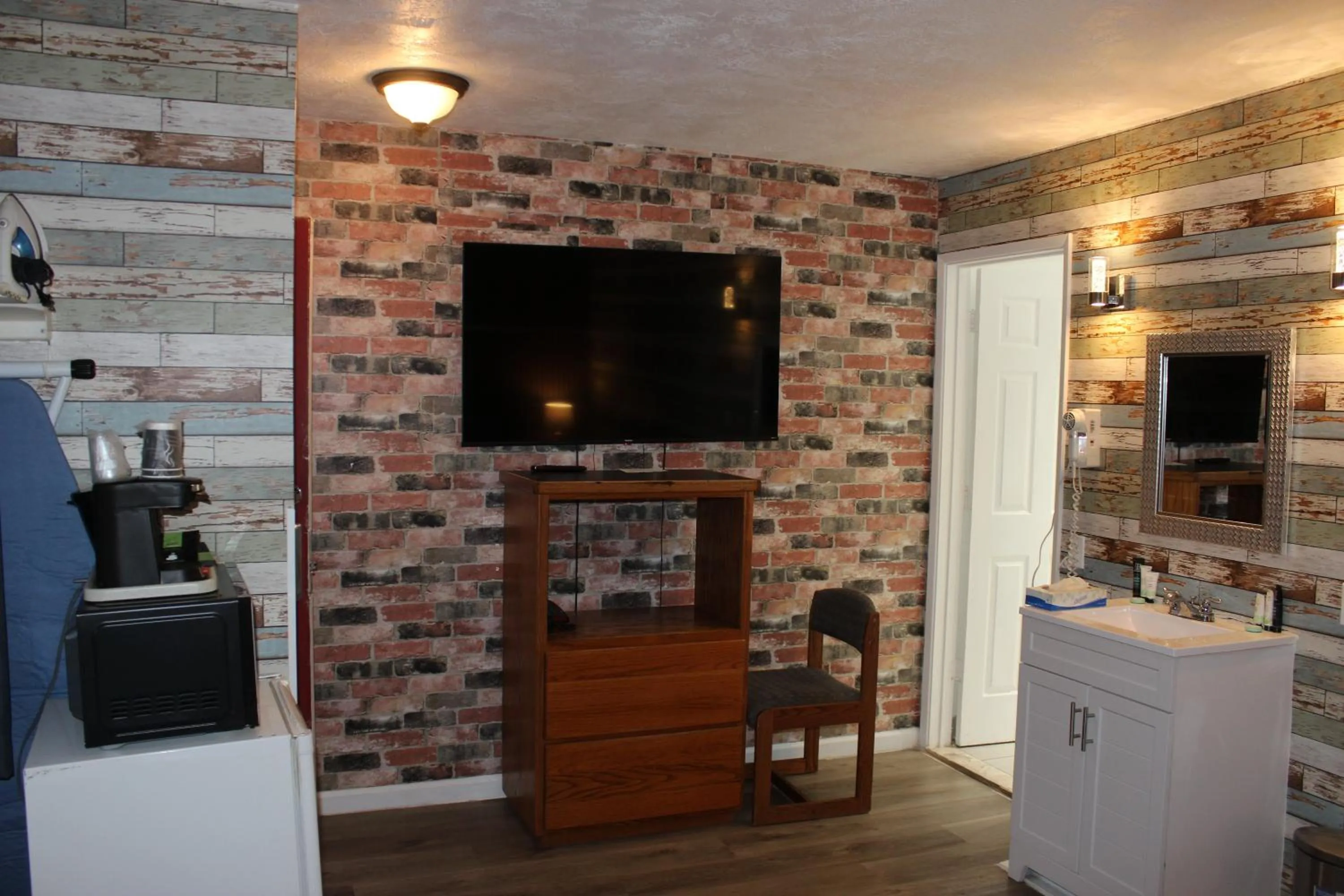 TV and multimedia in Cedarwood Inn of Ashland