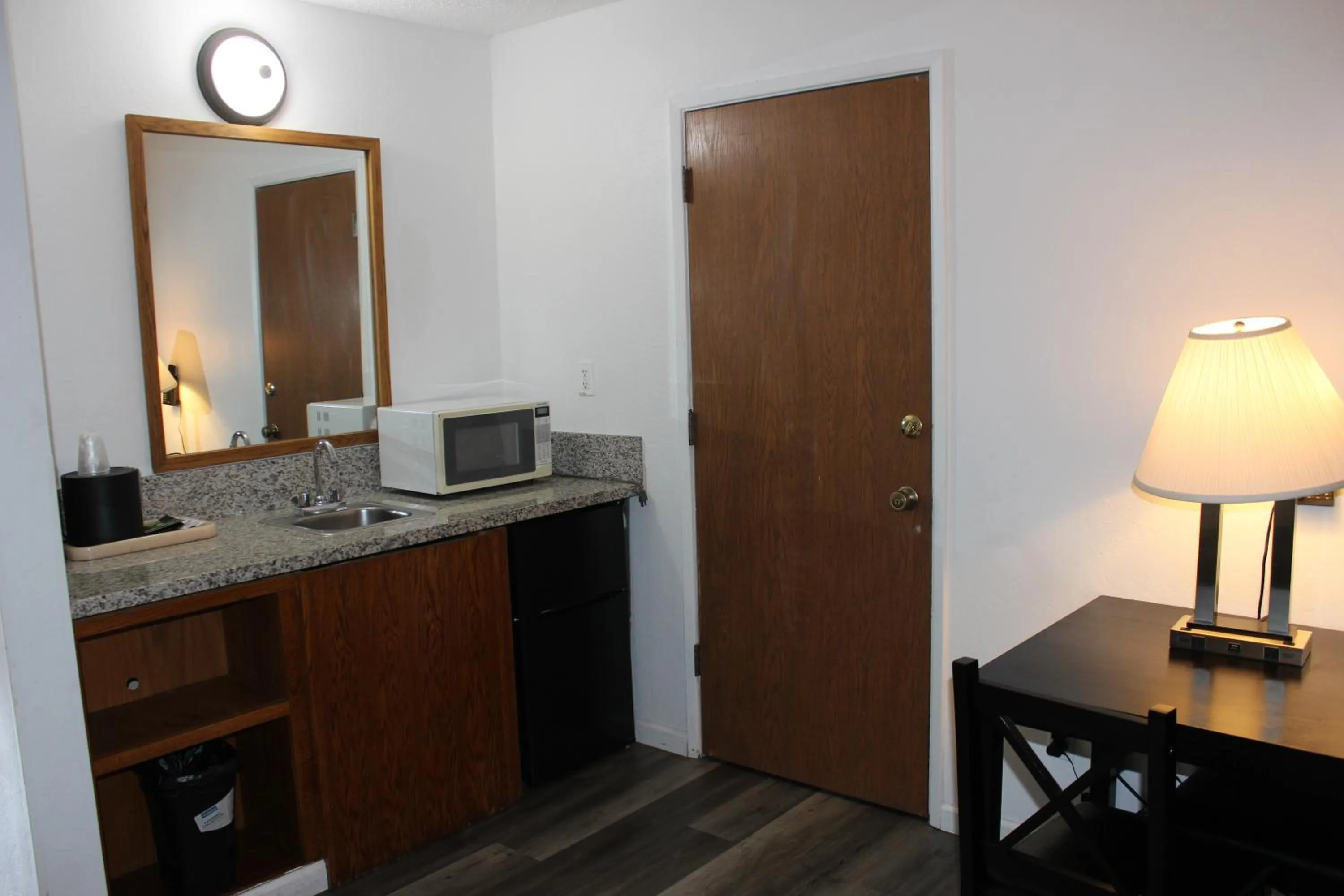 Bedroom in Cedarwood Inn of Ashland