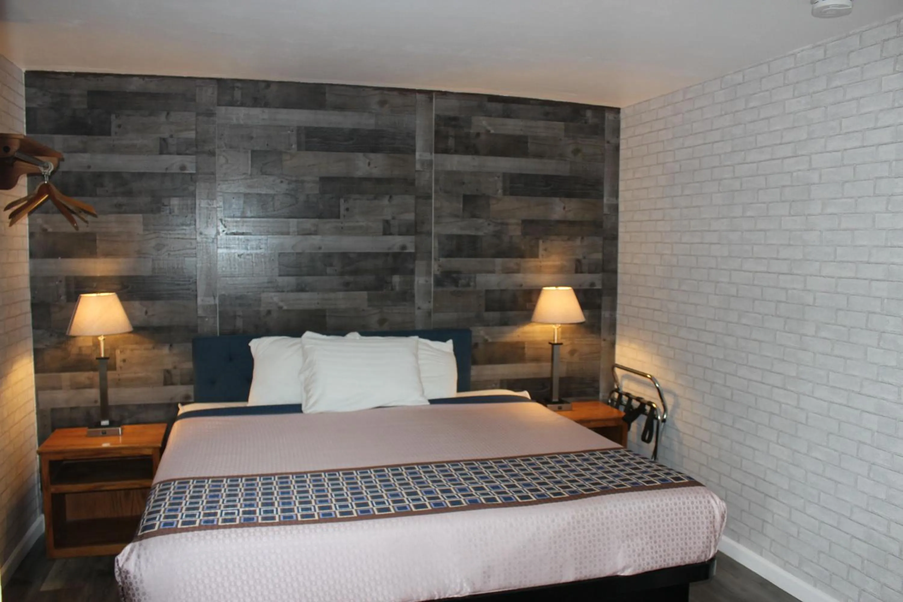 Bedroom, Bed in Cedarwood Inn of Ashland