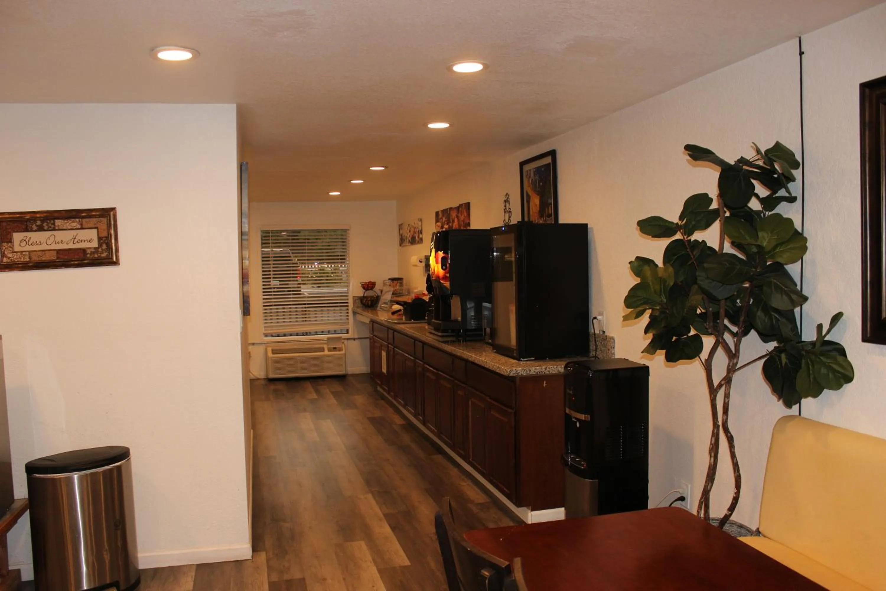 Breakfast in Cedarwood Inn of Ashland