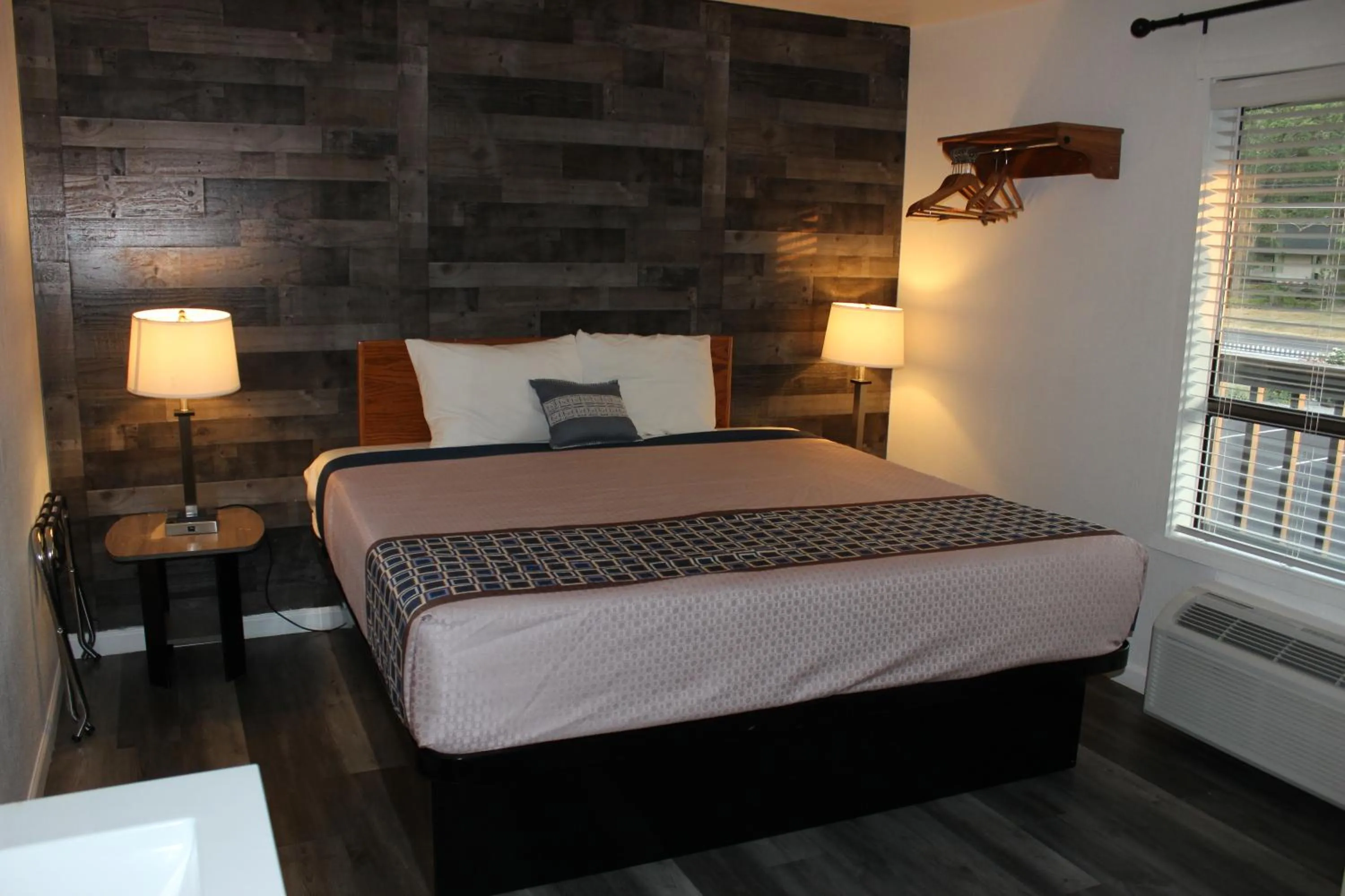 Bedroom, Bed in Cedarwood Inn of Ashland