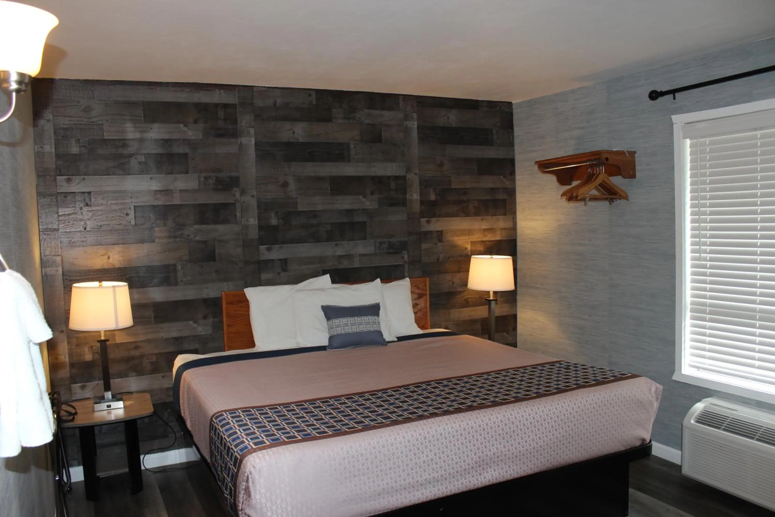 Bed in Cedarwood Inn of Ashland