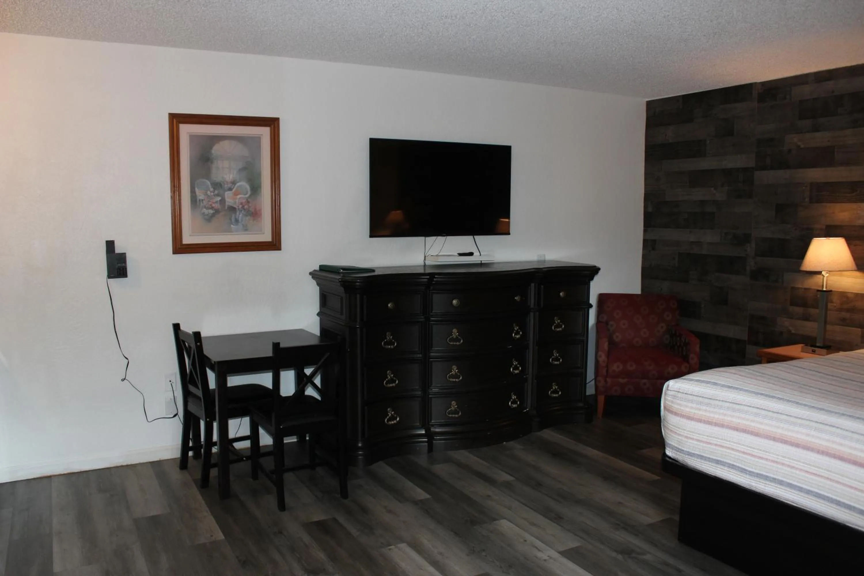 Bedroom, Bed in Cedarwood Inn of Ashland