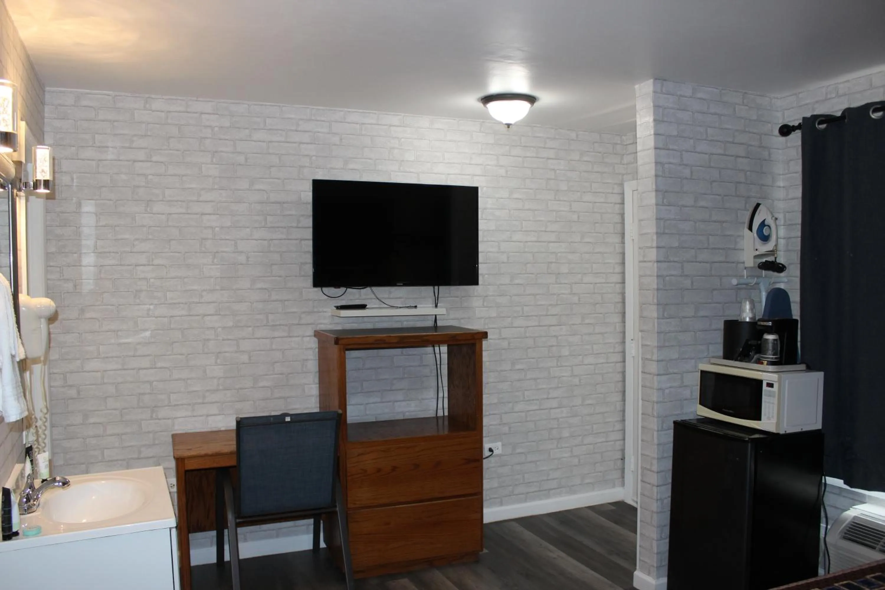 Bedroom in Cedarwood Inn of Ashland