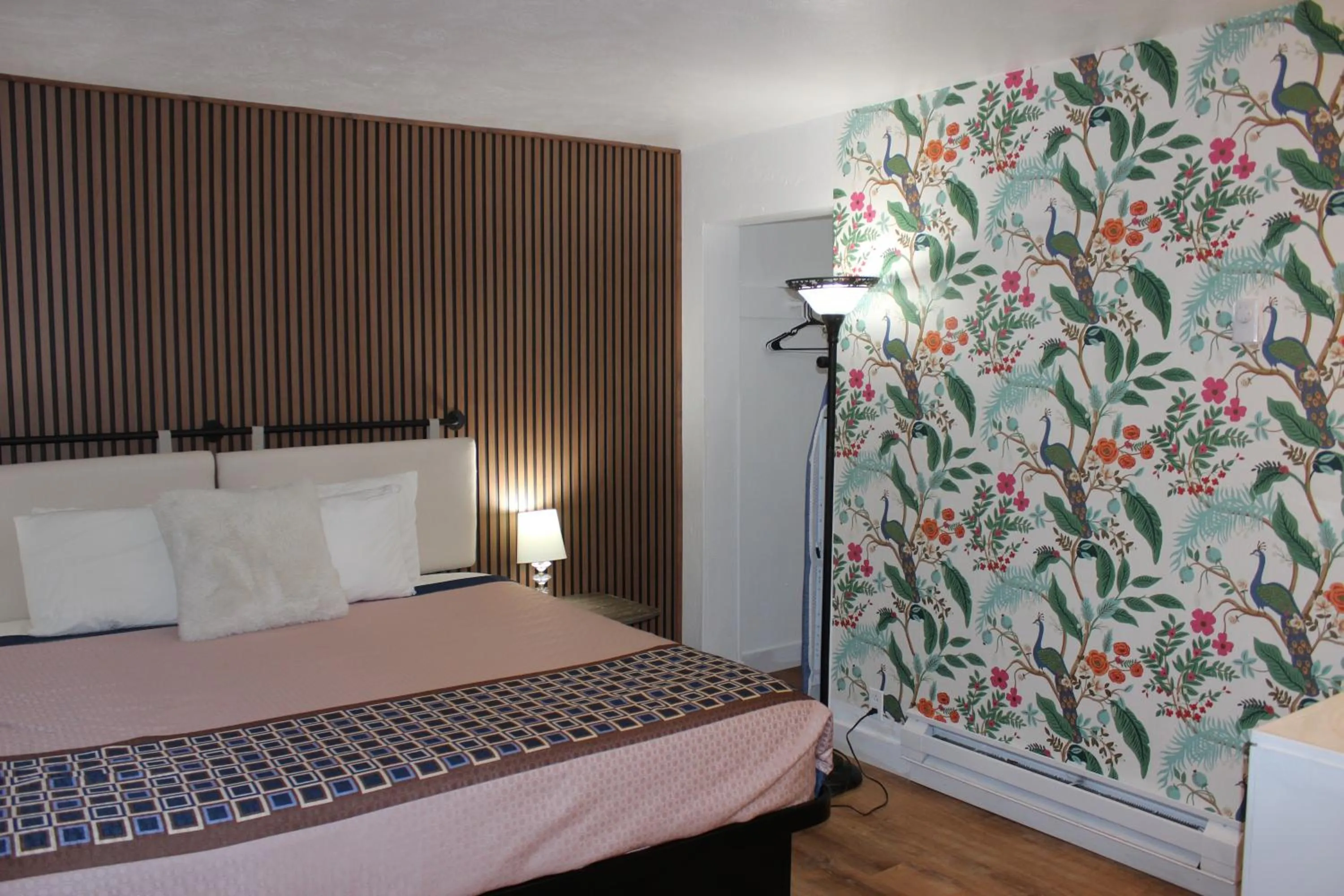 Bed in Cedarwood Inn of Ashland