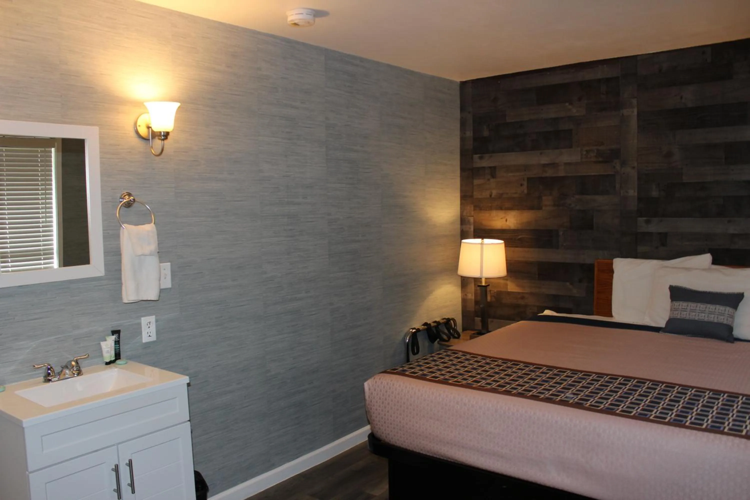 Bed in Cedarwood Inn of Ashland