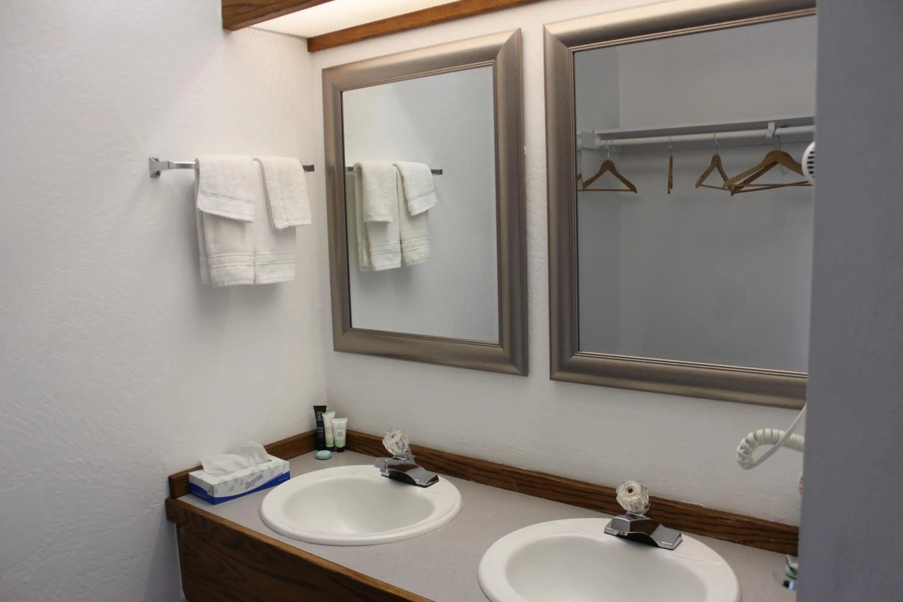 Bathroom in Cedarwood Inn of Ashland