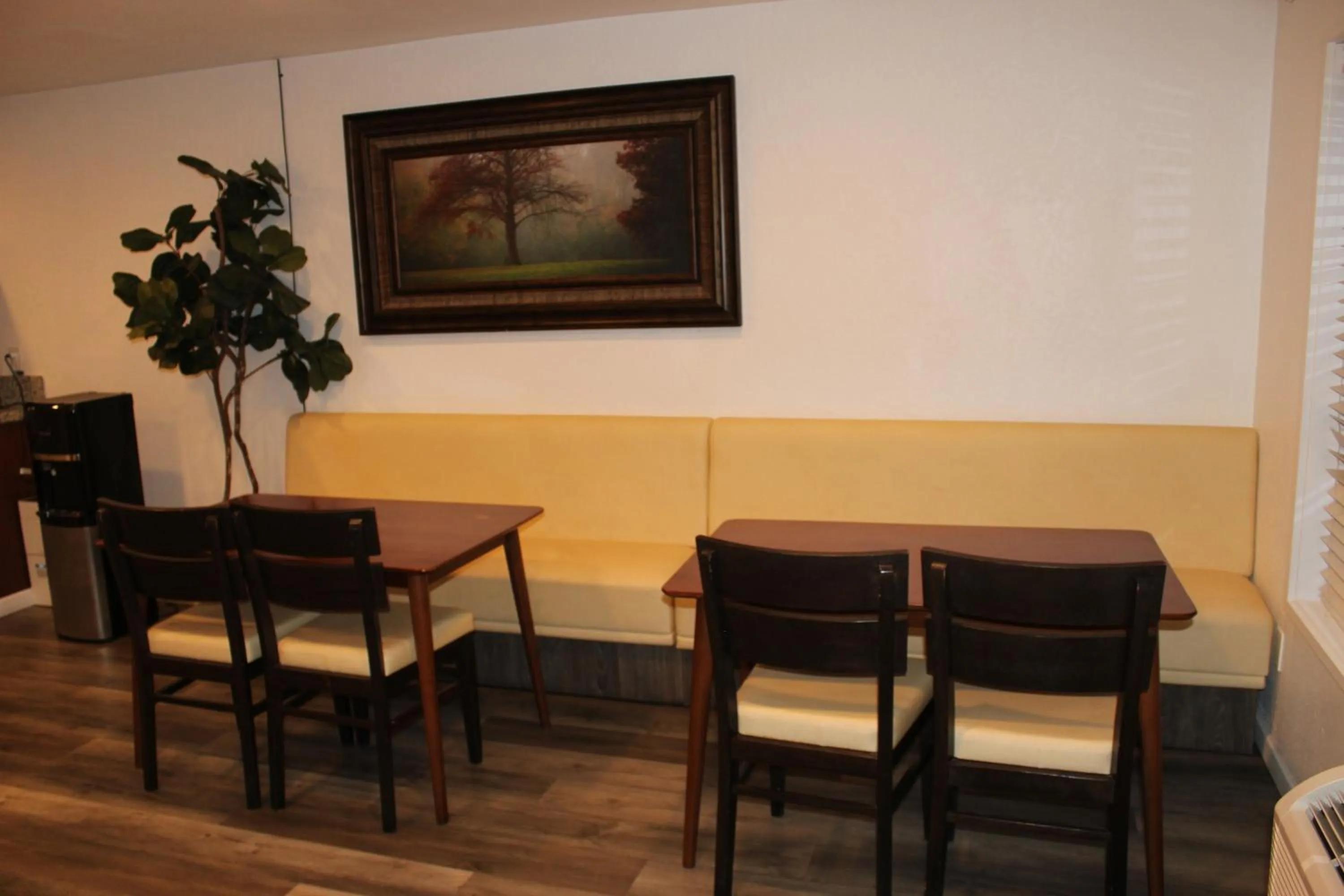 Breakfast in Cedarwood Inn of Ashland