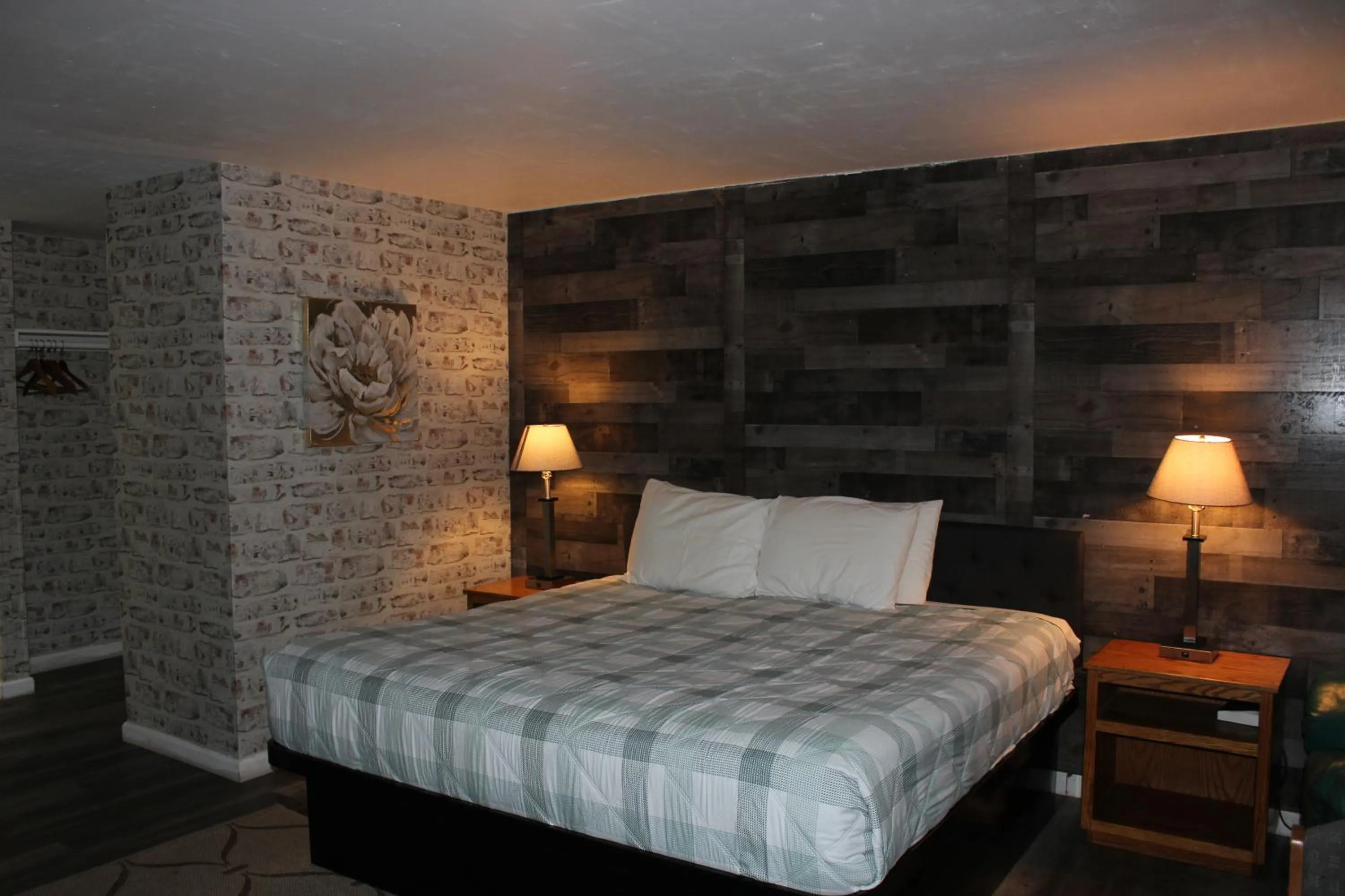 Bedroom, Bed in Cedarwood Inn of Ashland