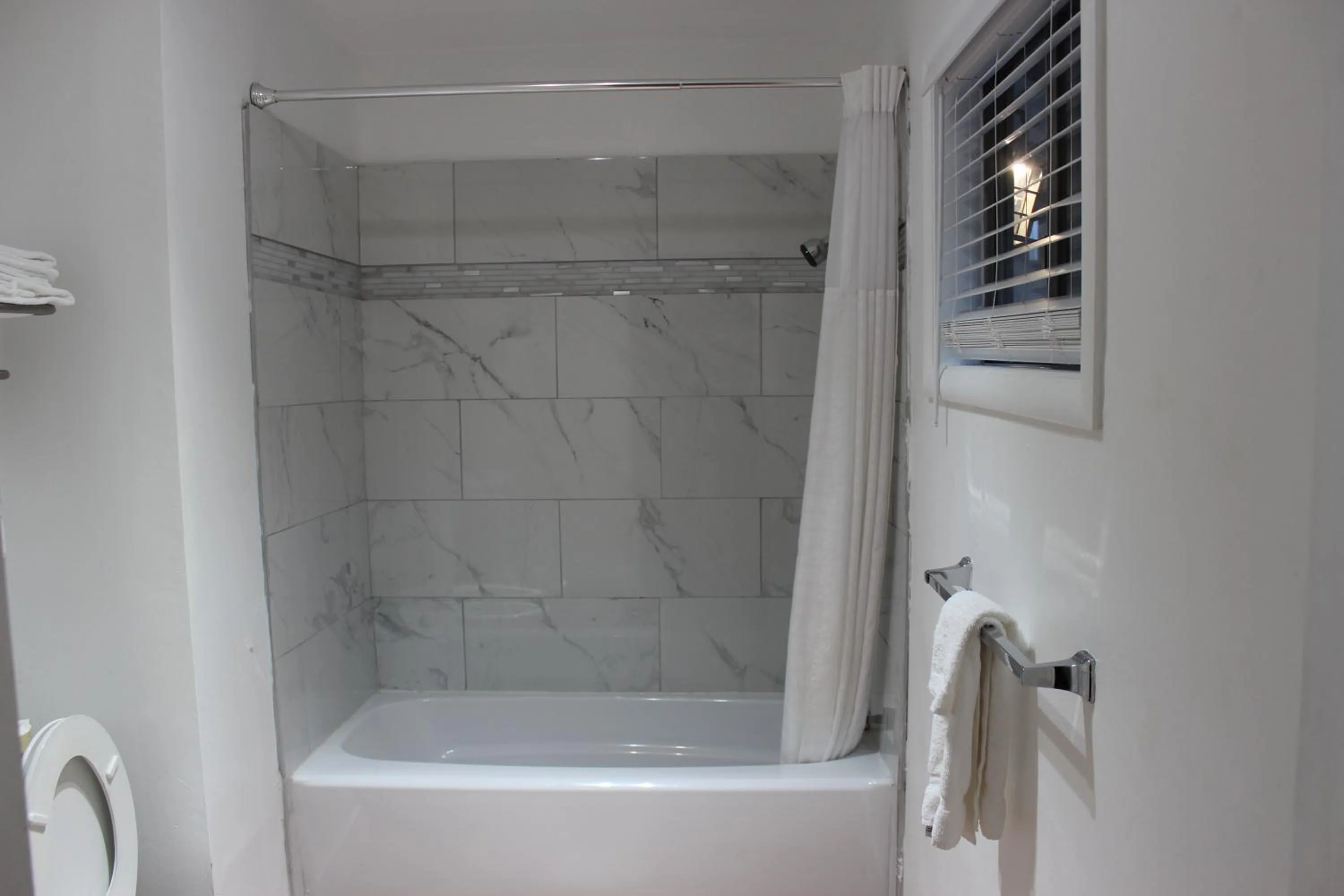 Bathroom in Cedarwood Inn of Ashland