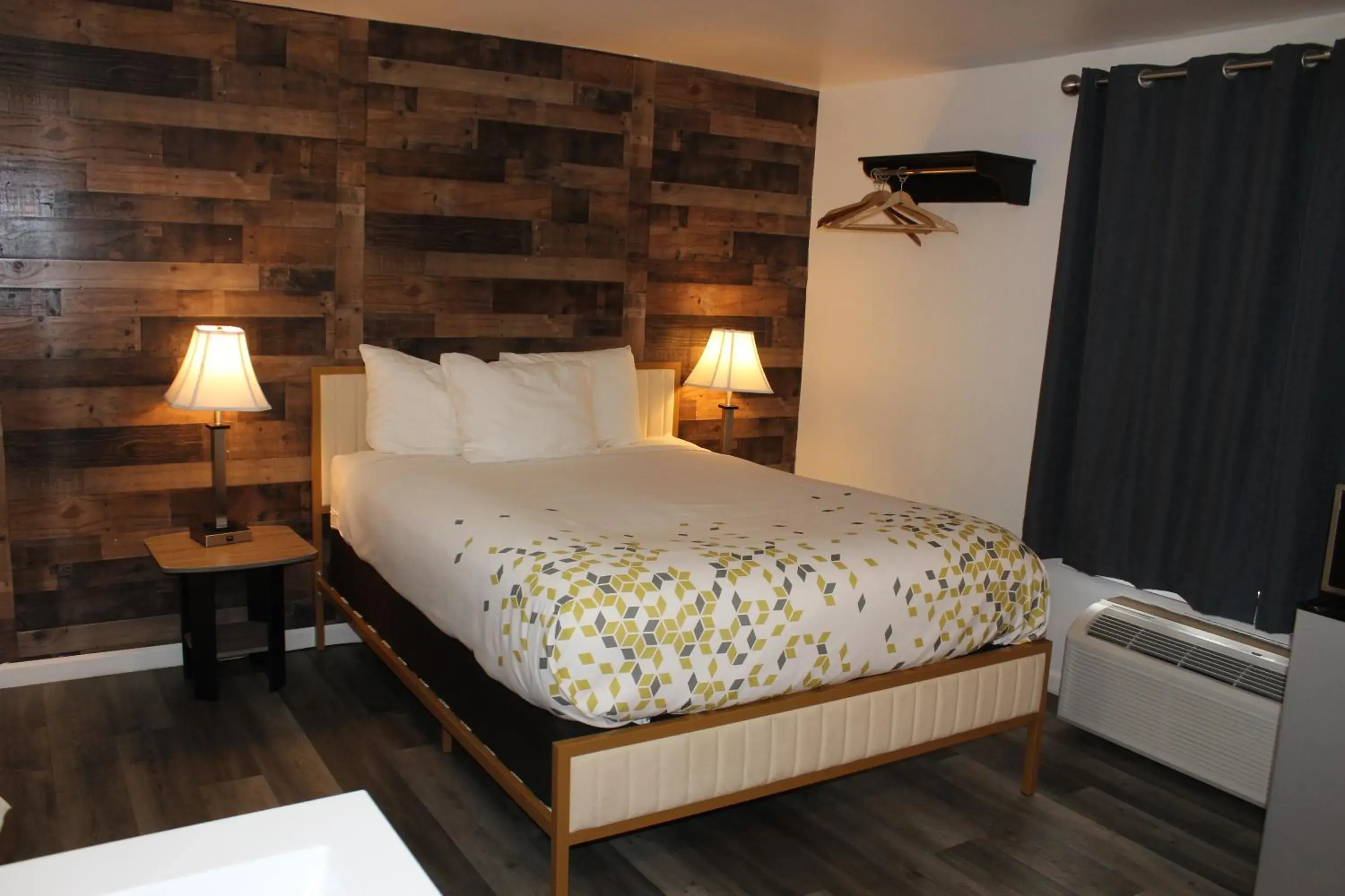 Queen Room in Cedarwood Inn of Ashland Queen Room in Cedarwood Inn of Ashland