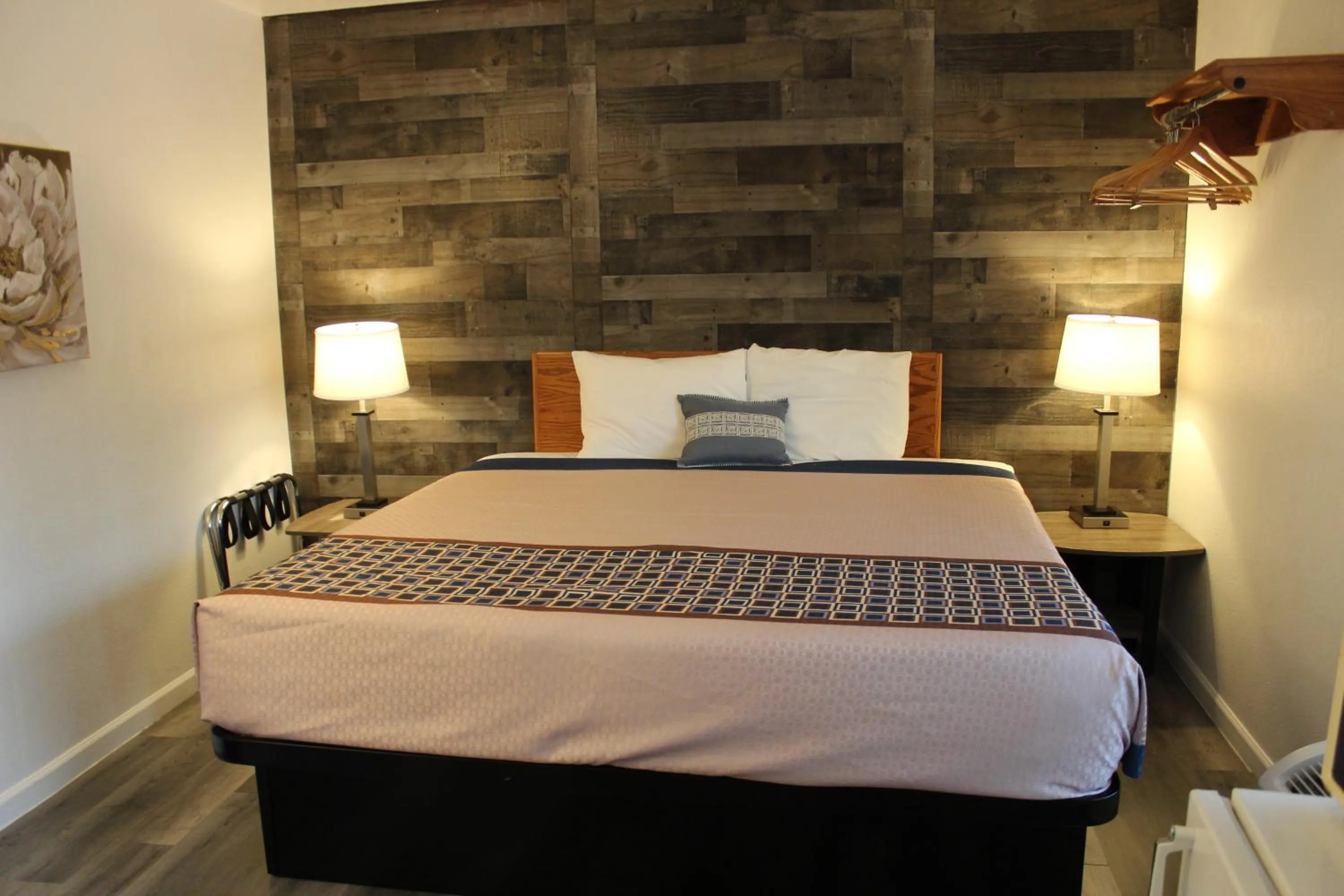 Bedroom, Bed in Cedarwood Inn of Ashland