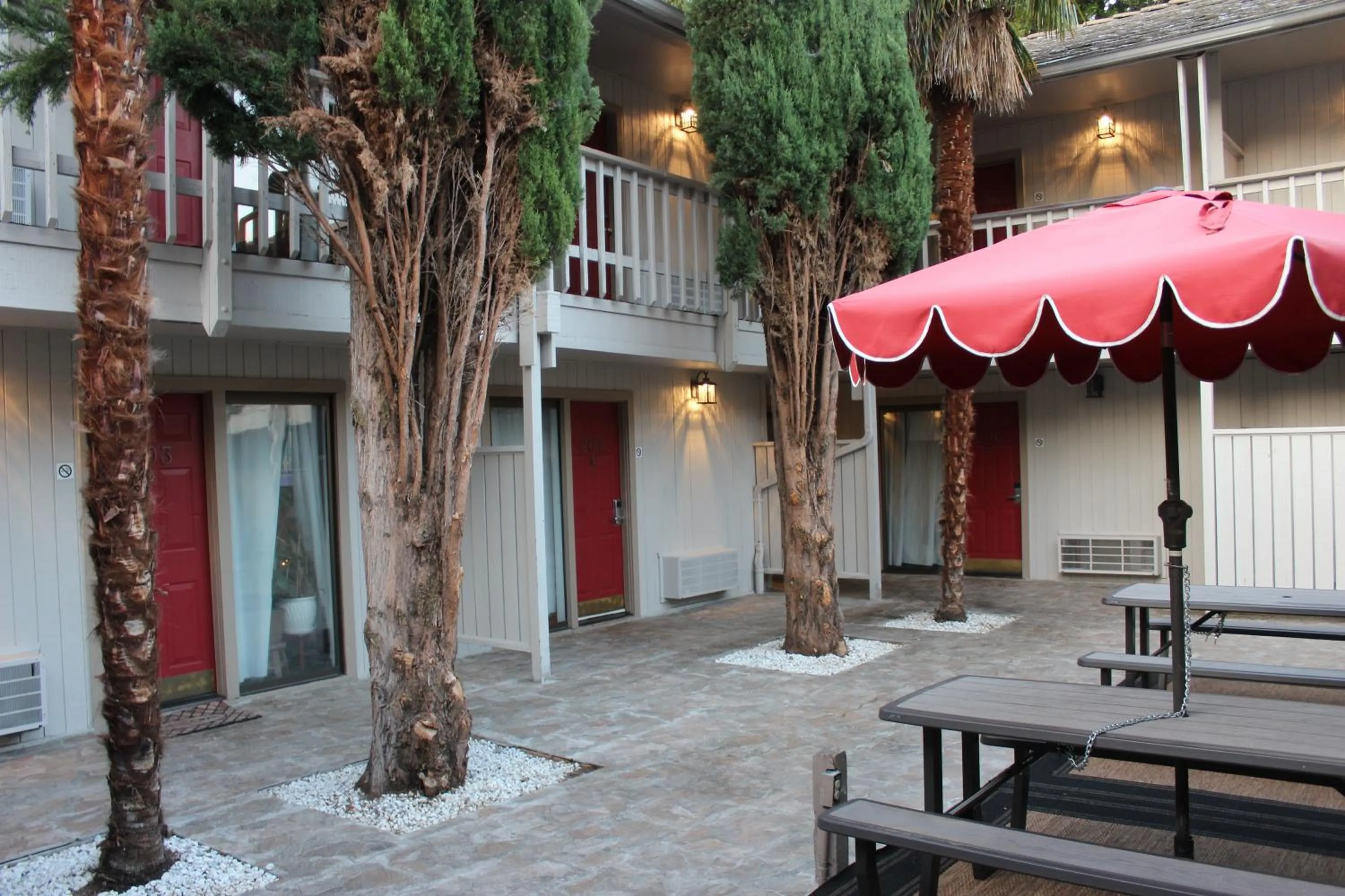 Inner courtyard view in Cedarwood Inn of Ashland
