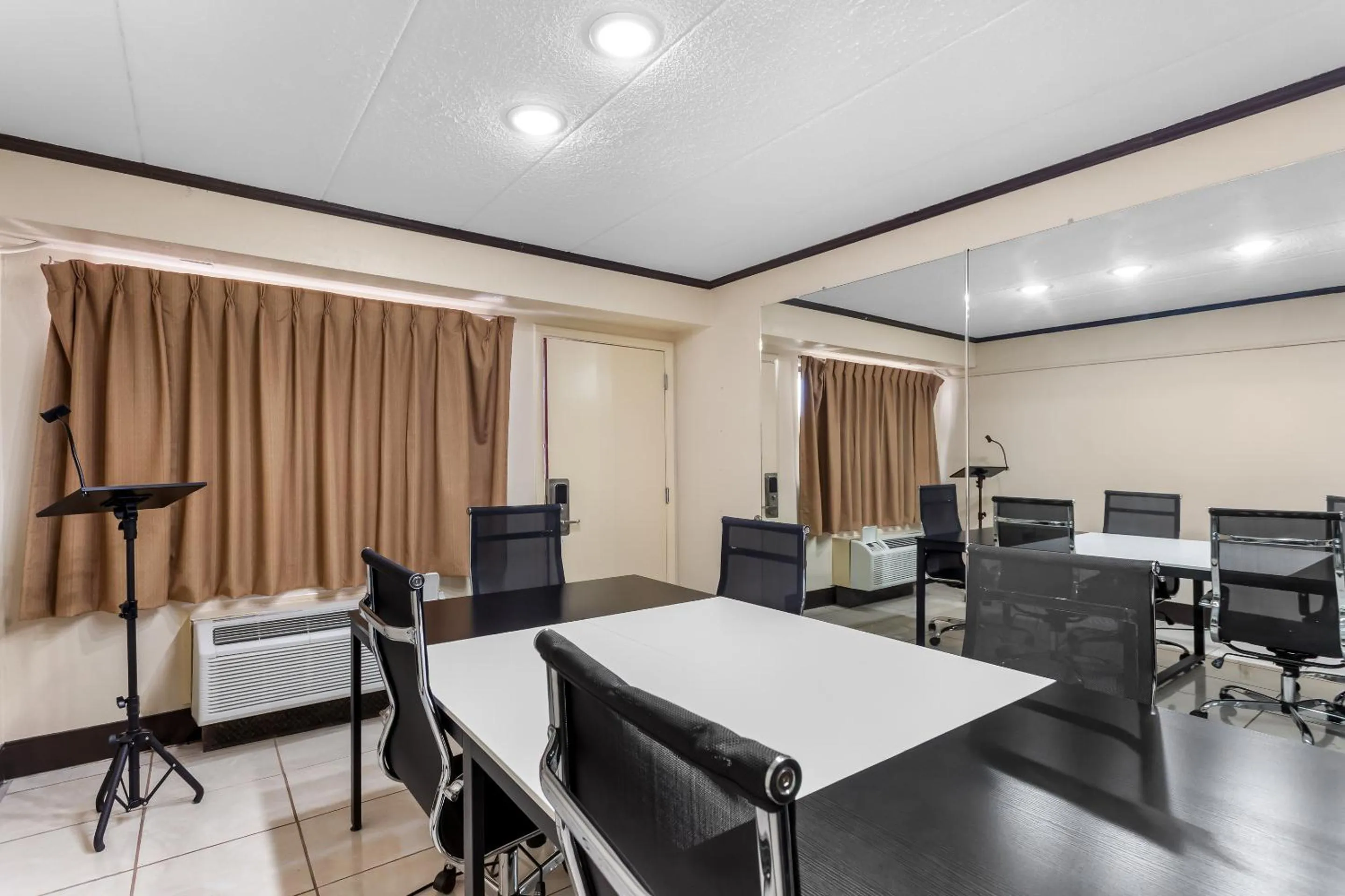 Meeting/conference room in Red Roof PLUS Chicago - Hoffman Estates