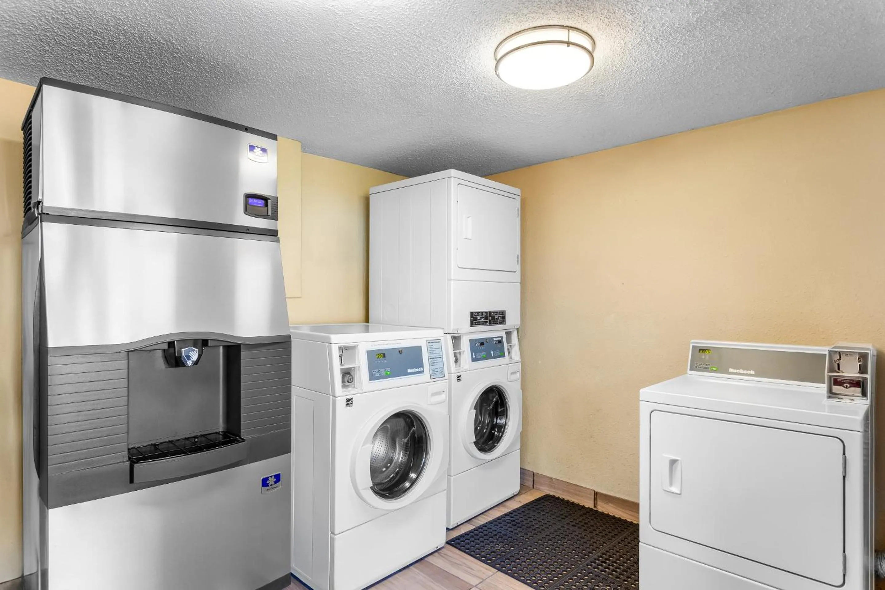 laundry in Red Roof PLUS Chicago - Hoffman Estates