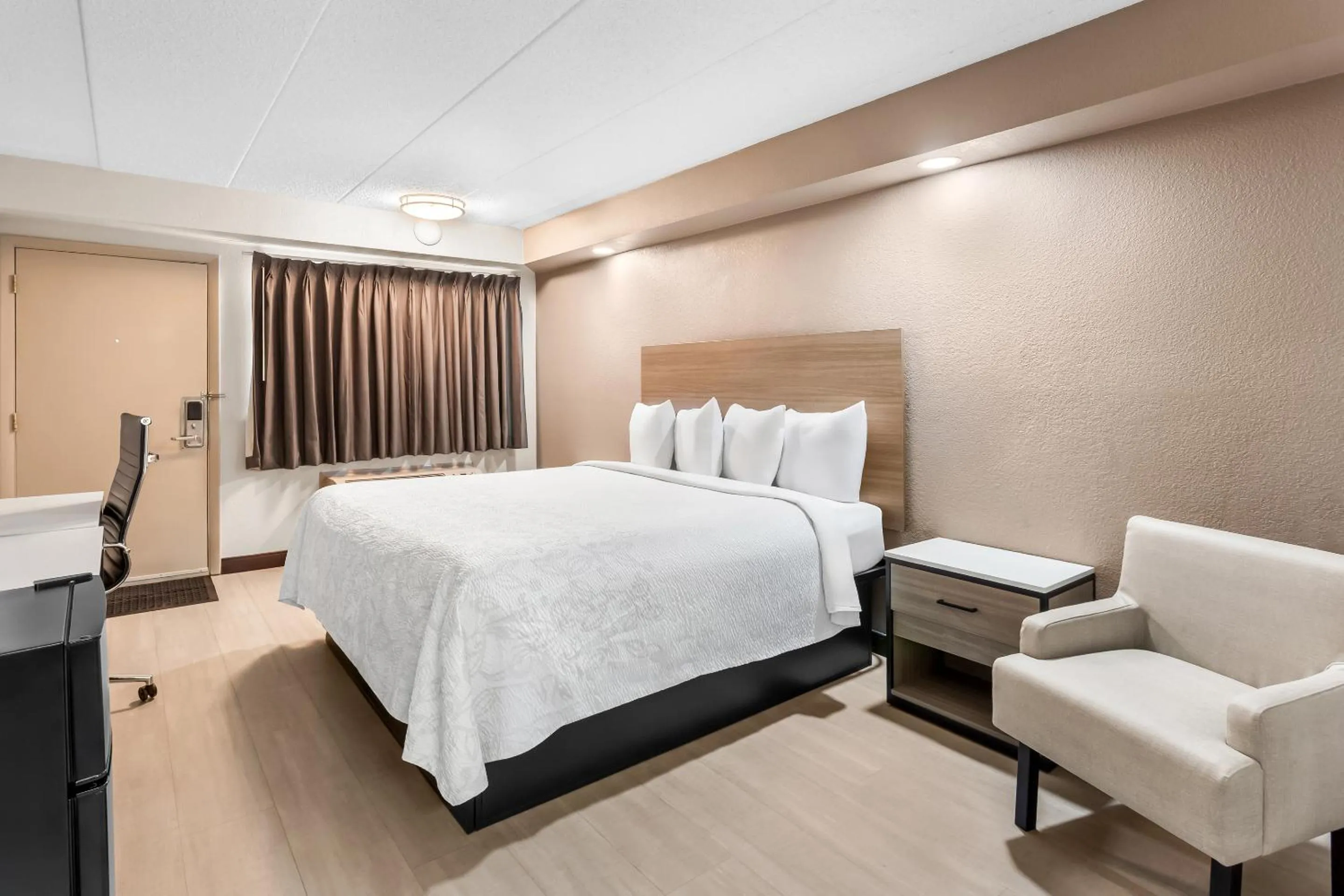 Guests, Bed in Red Roof PLUS Chicago - Hoffman Estates