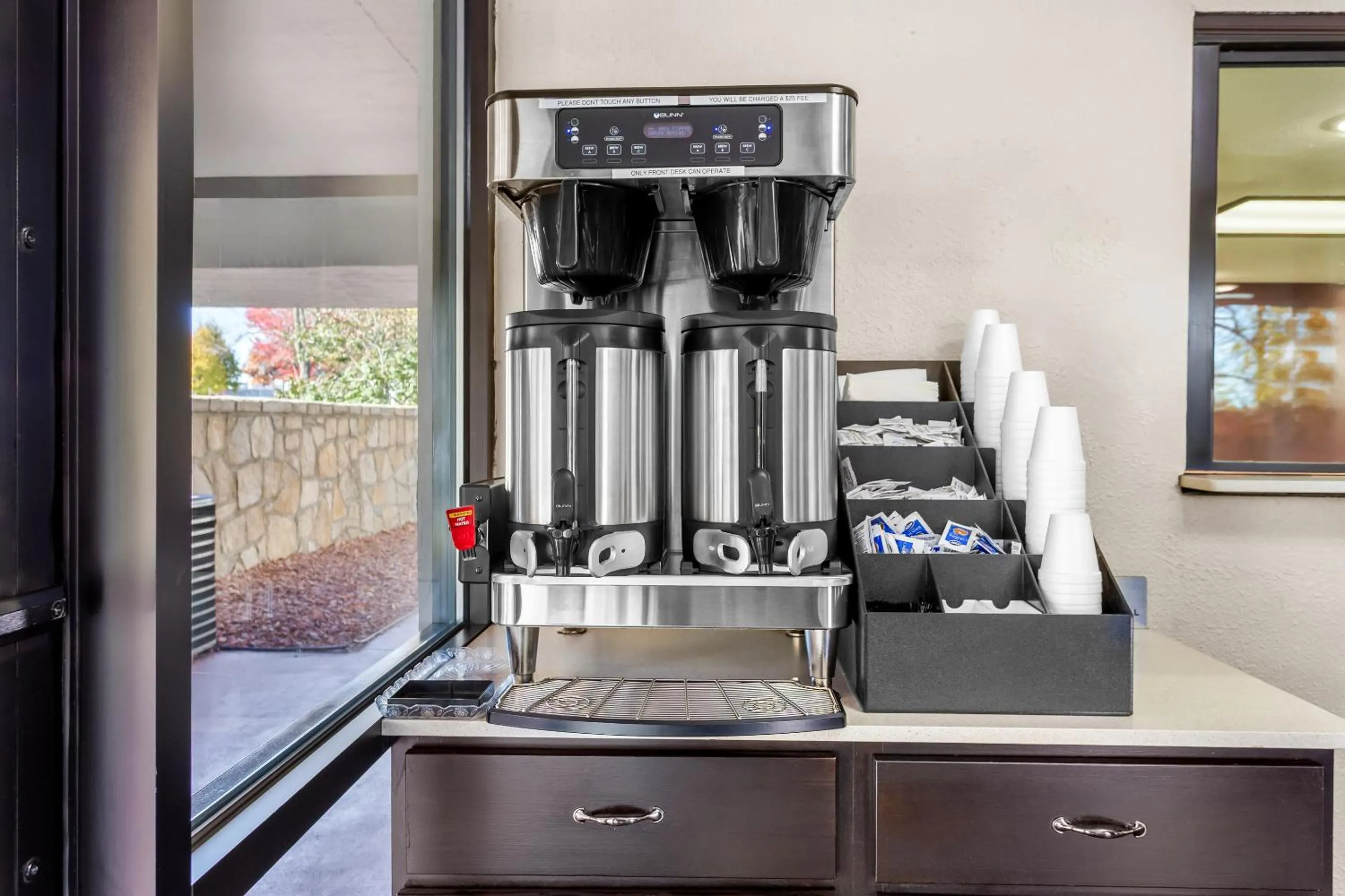 Coffee/tea facilities in Red Roof PLUS Chicago - Hoffman Estates