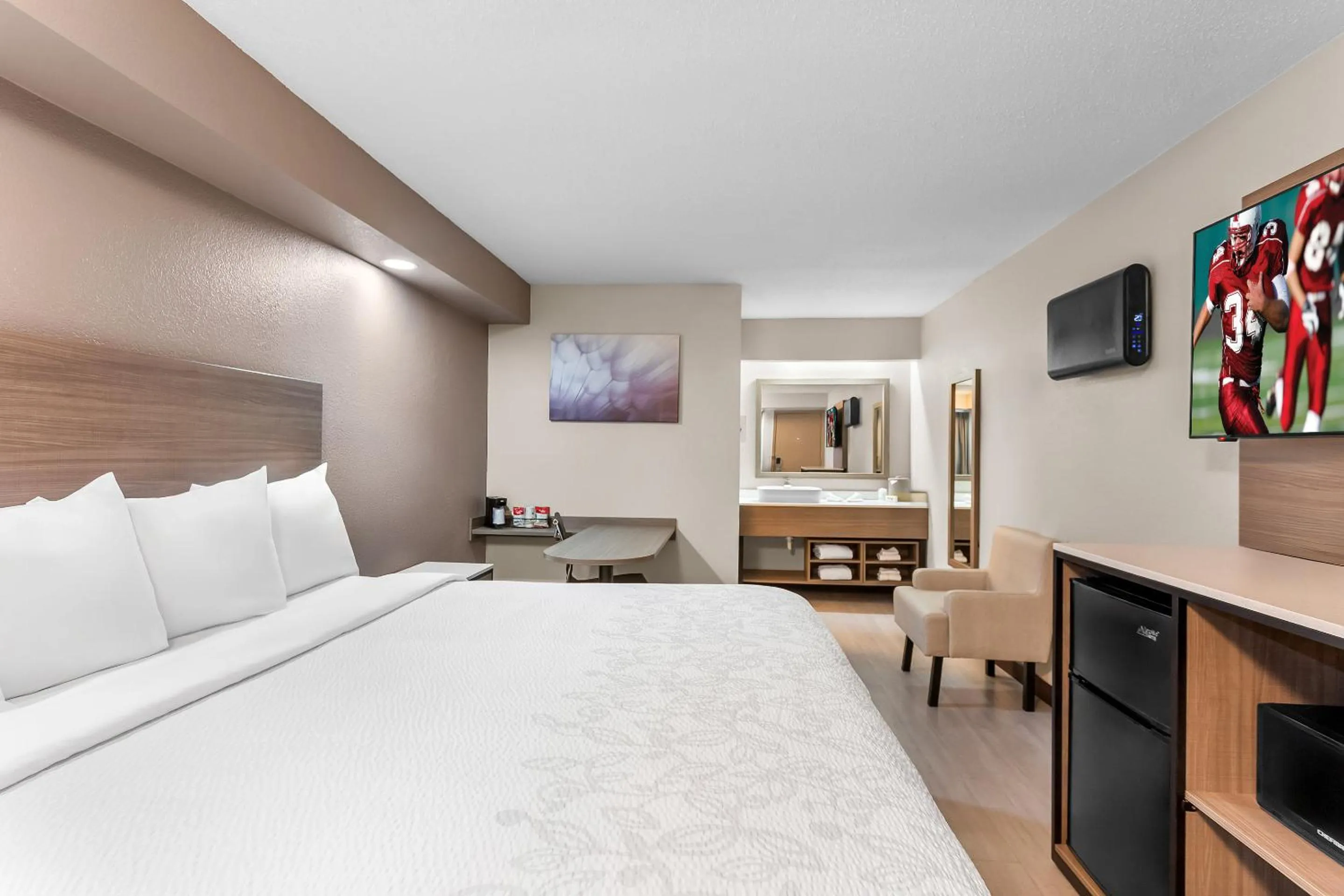 Photo of the whole room, Bed in Red Roof PLUS Chicago - Hoffman Estates