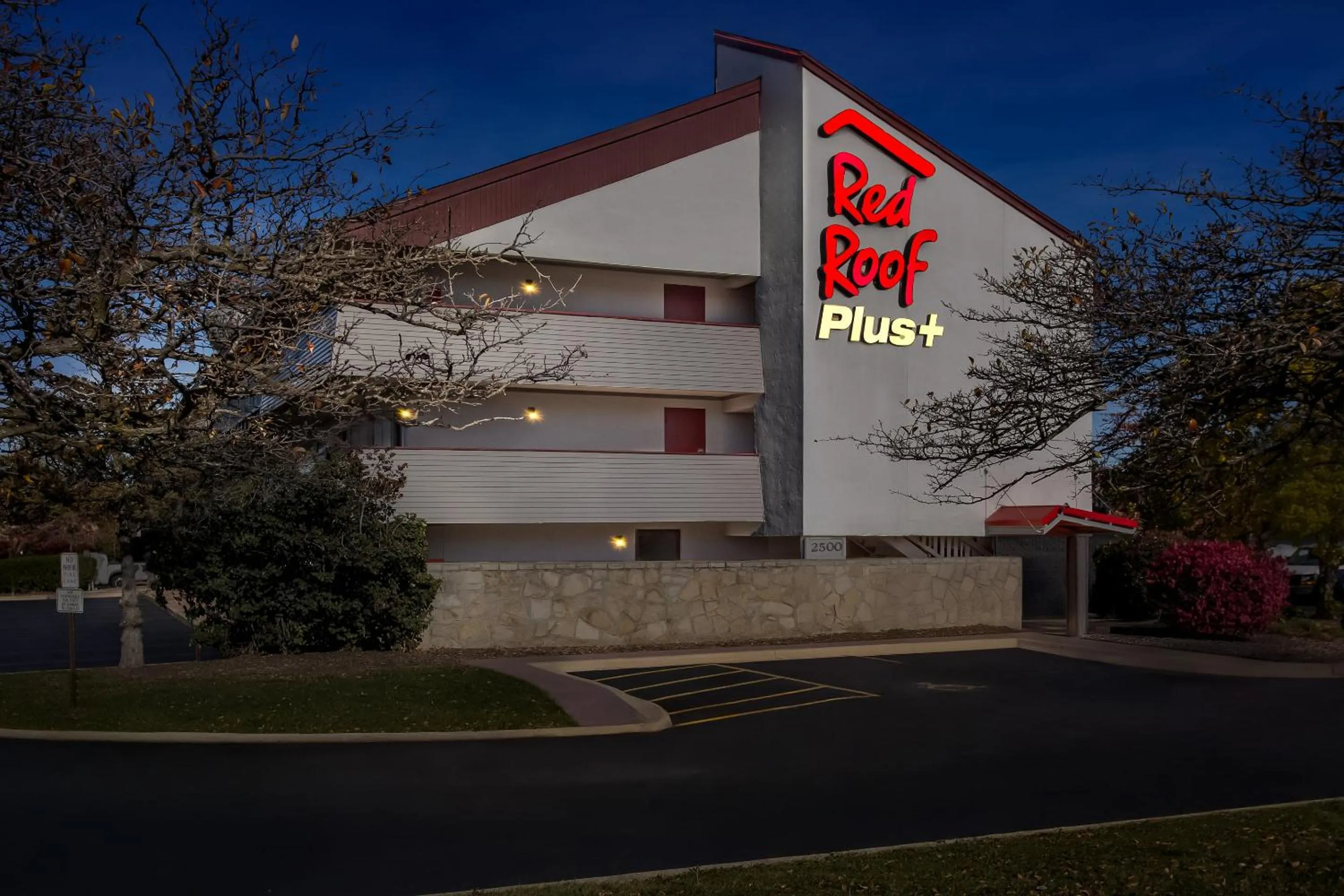 Facade/entrance in Red Roof PLUS Chicago - Hoffman Estates