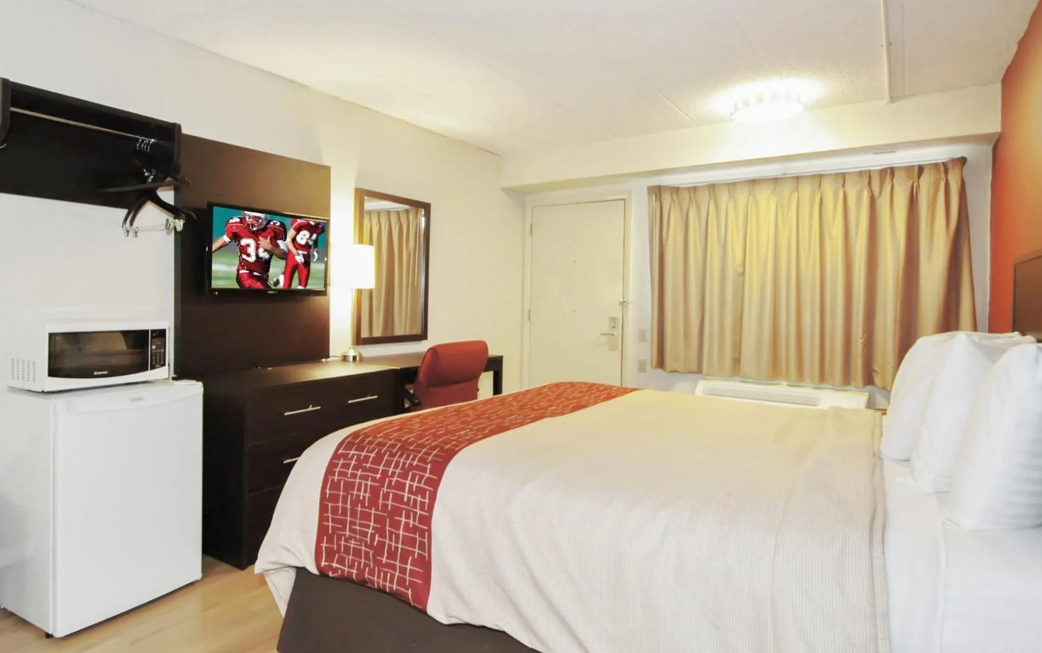 Guests, Bed in Red Roof PLUS Chicago - Hoffman Estates