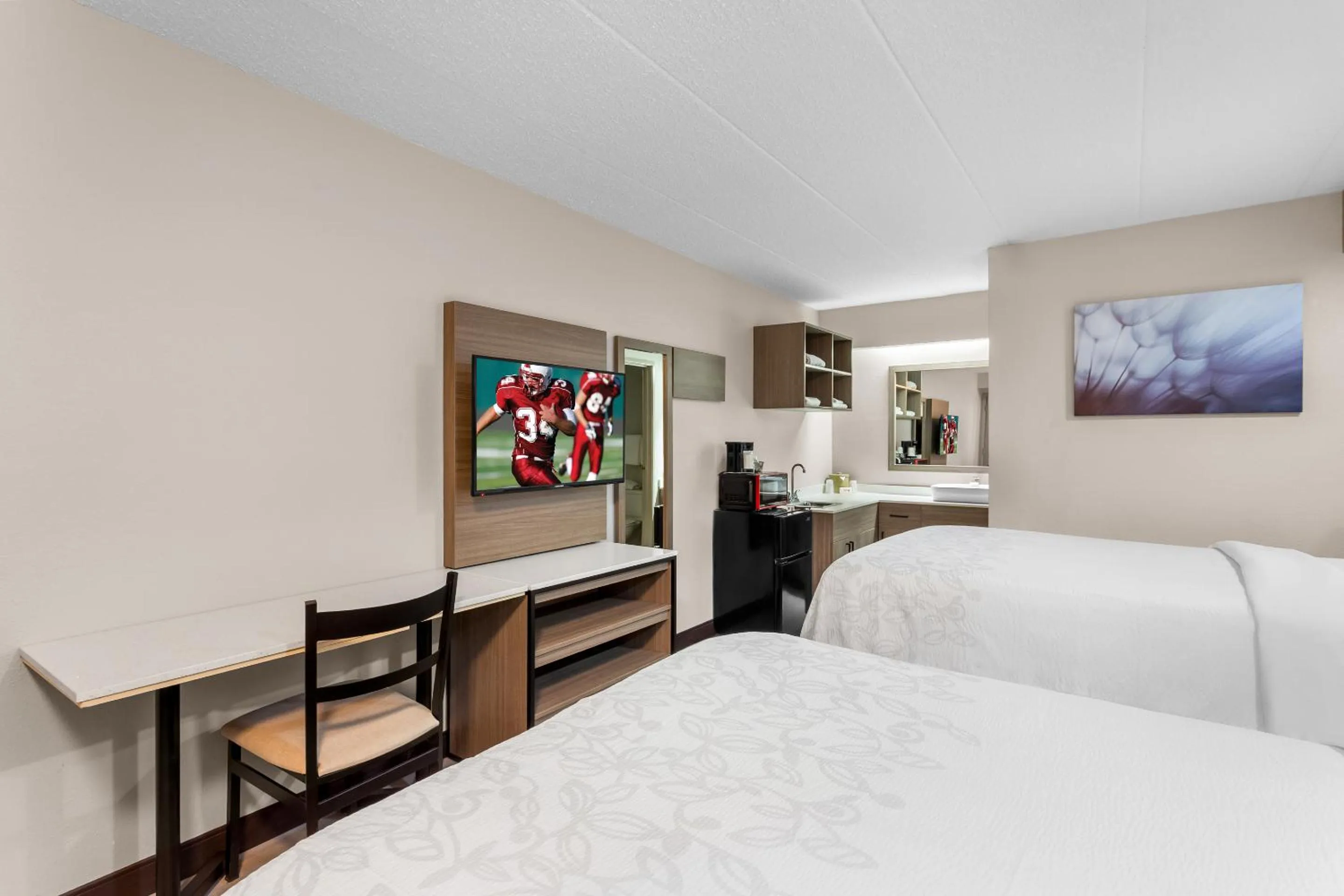 Guests, Bed in Red Roof PLUS Chicago - Hoffman Estates