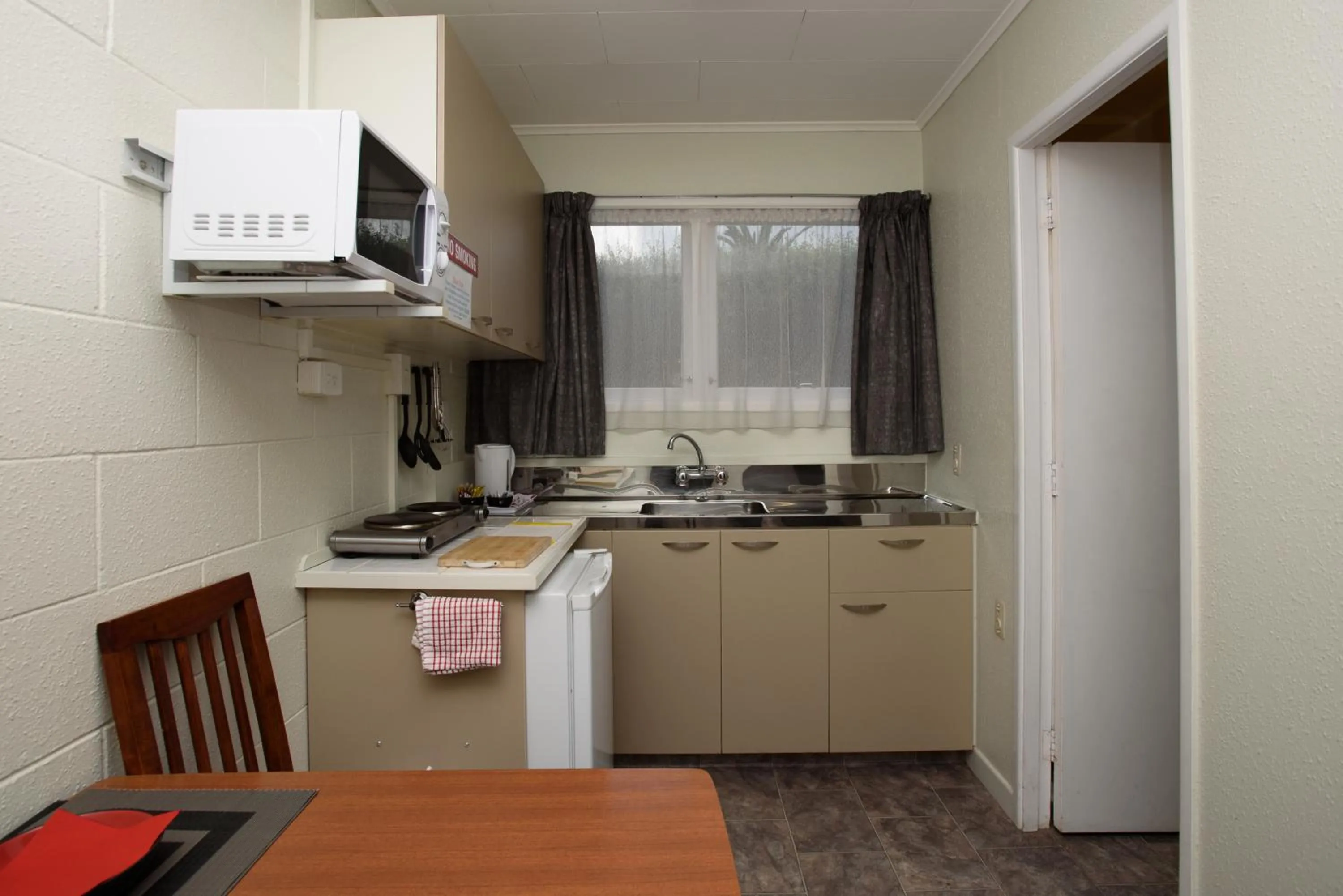 Kitchen or kitchenette in Kauri Lodge Motel