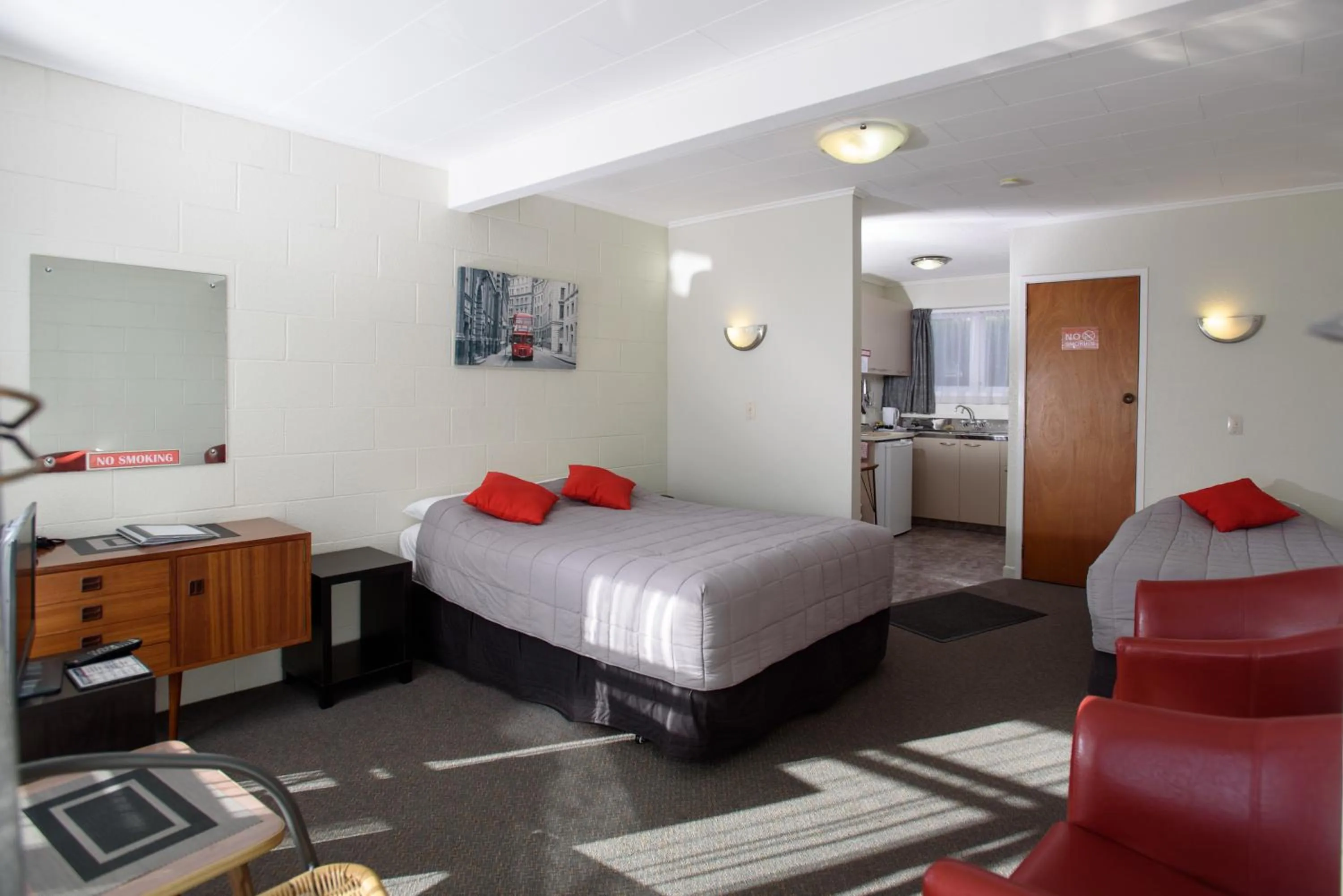 Living room, Bed in Kauri Lodge Motel