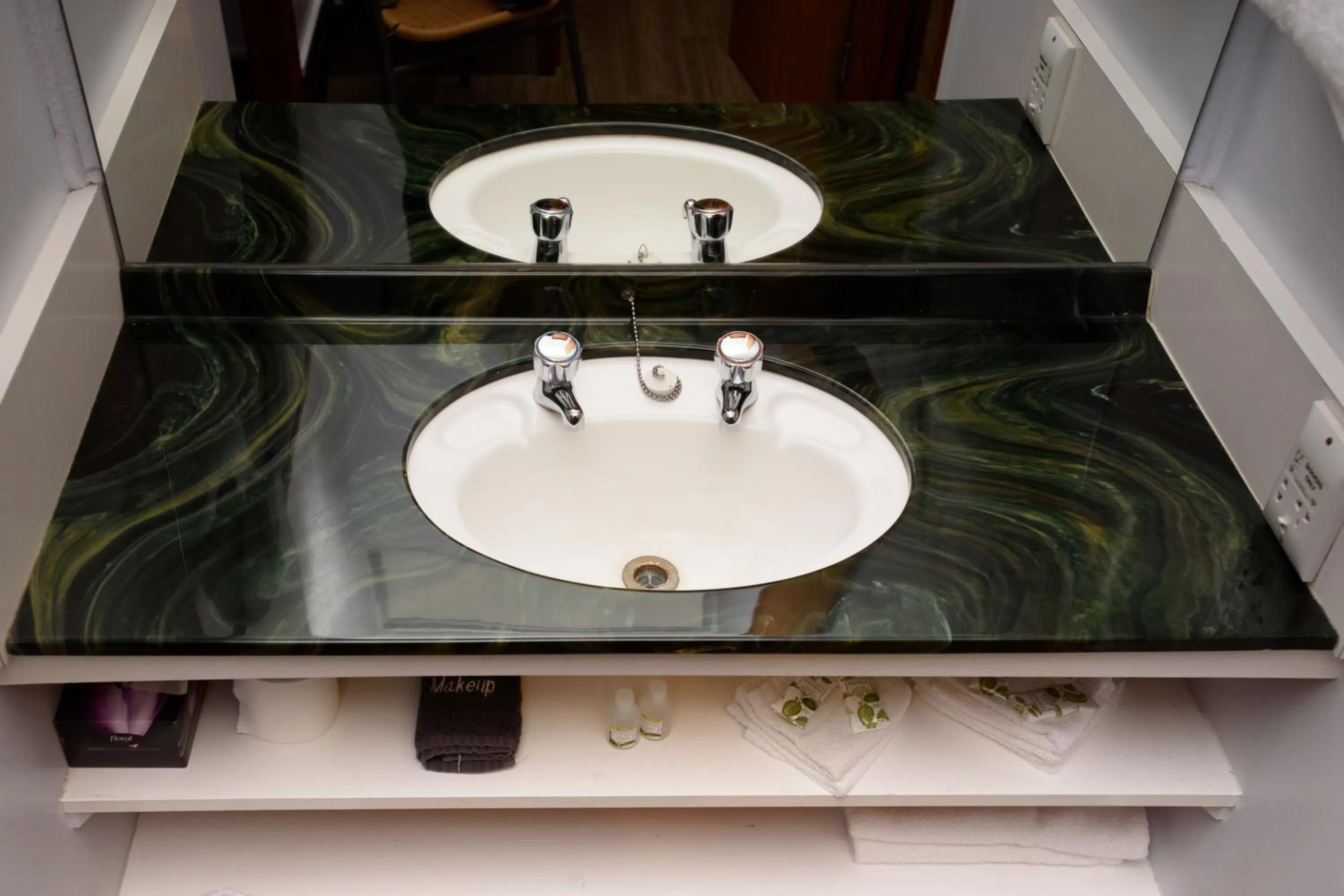 Bathroom in Kauri Lodge Motel