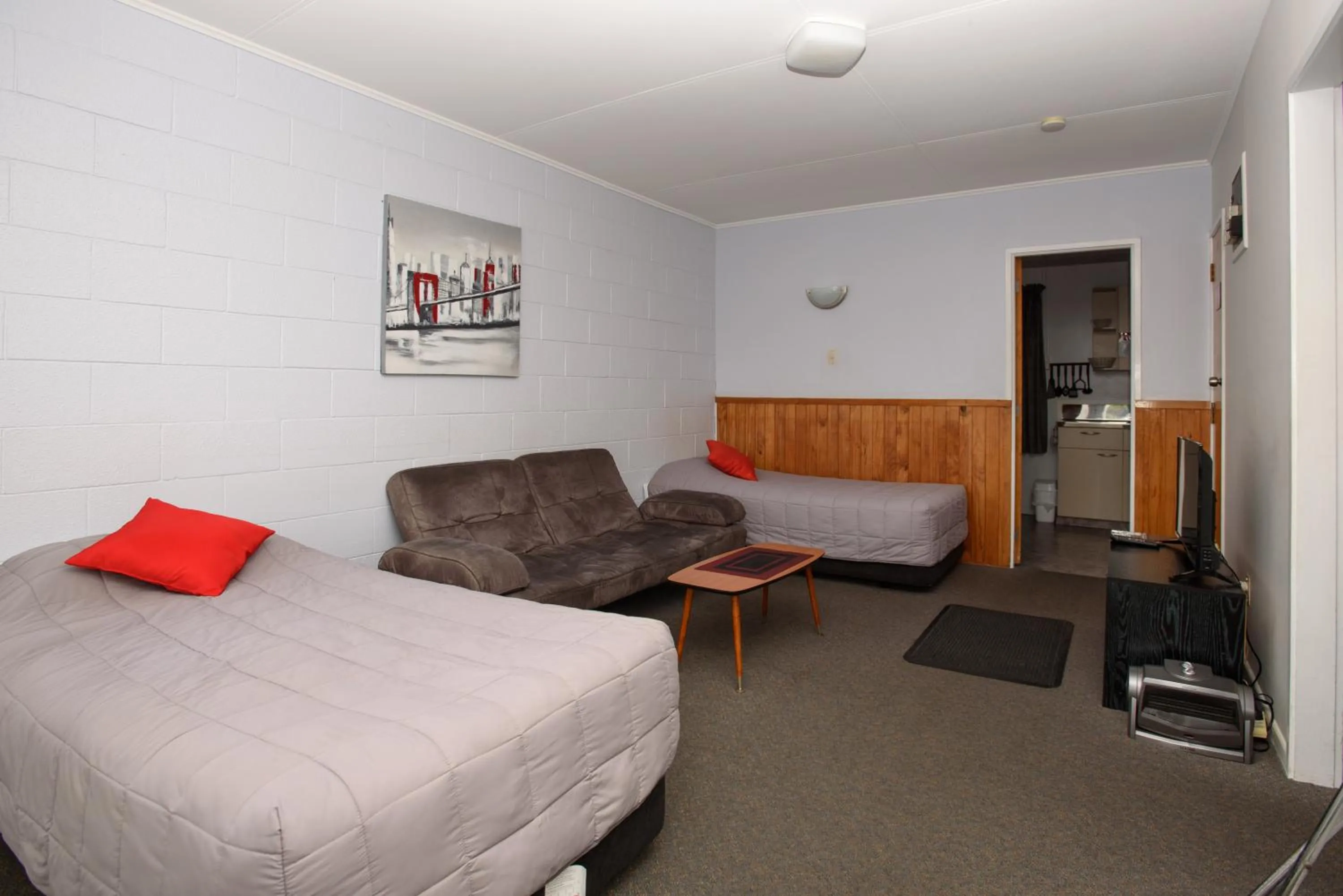 Living room, Bed in Kauri Lodge Motel
