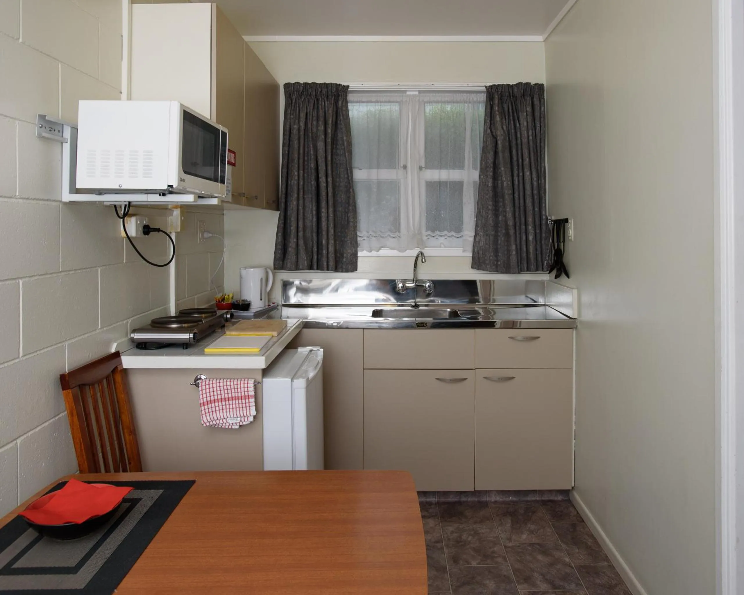 Kitchen or kitchenette in Kauri Lodge Motel