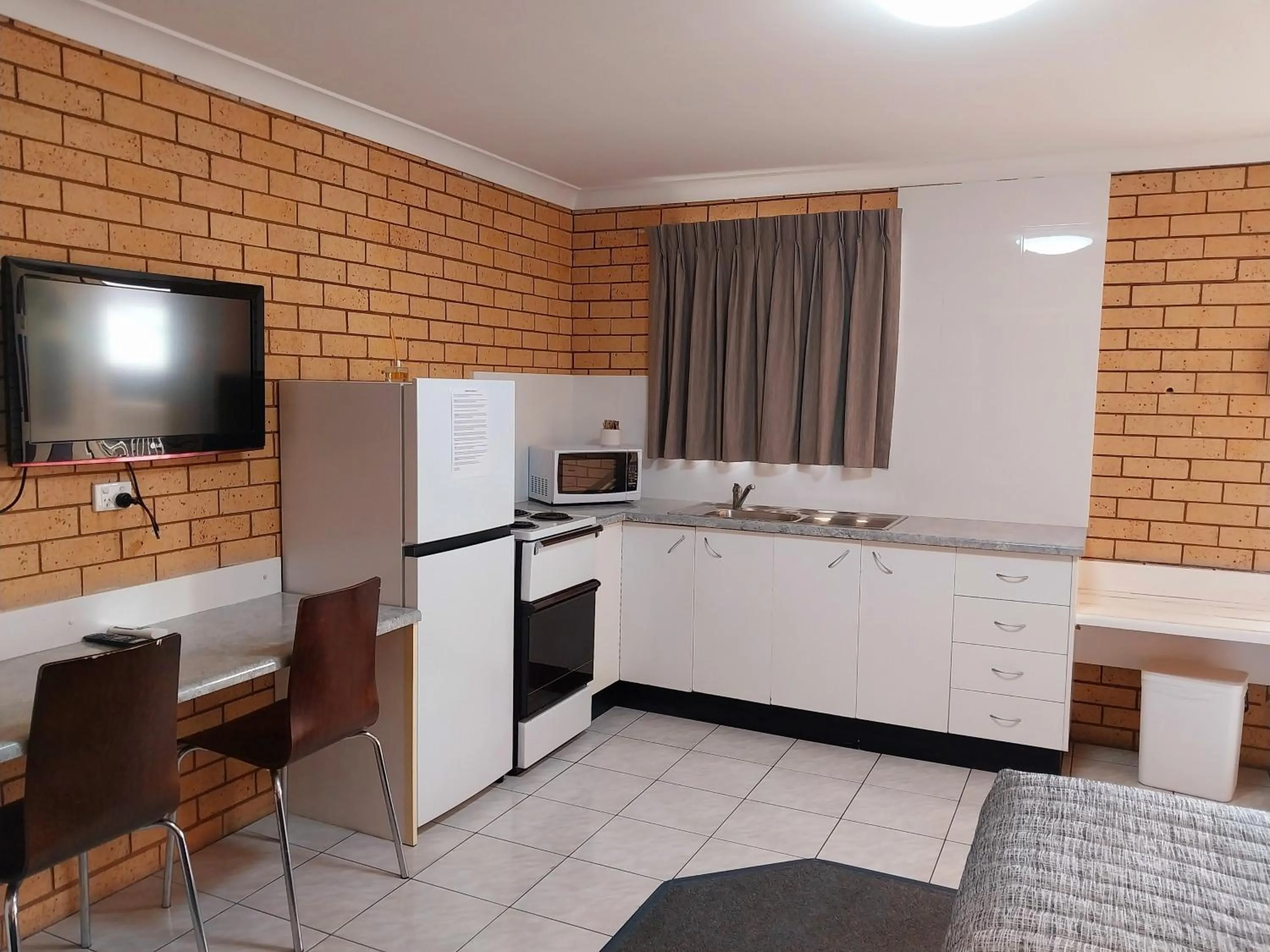 Kitchen or kitchenette in Tallarook Motor Inn