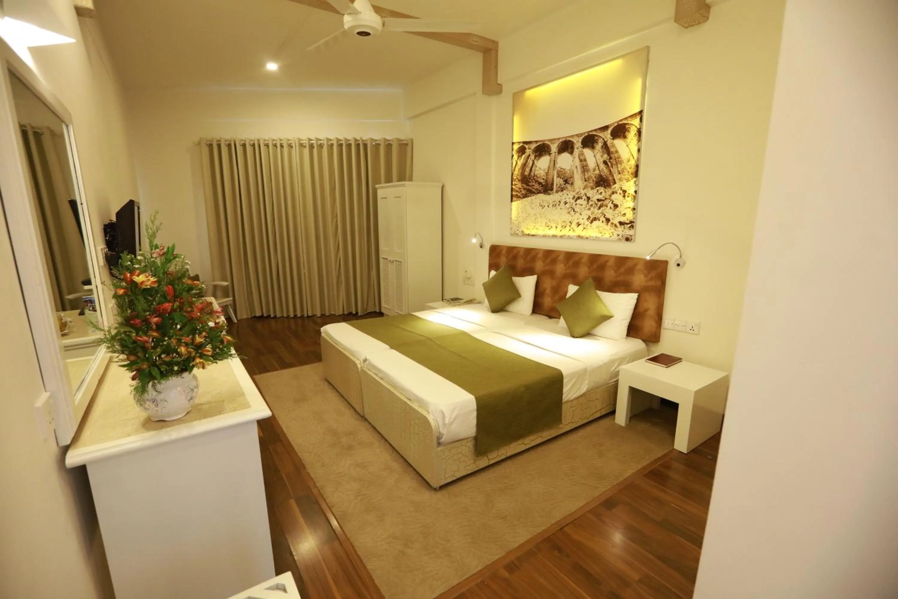 Bedroom, Bed in Orient Hotel