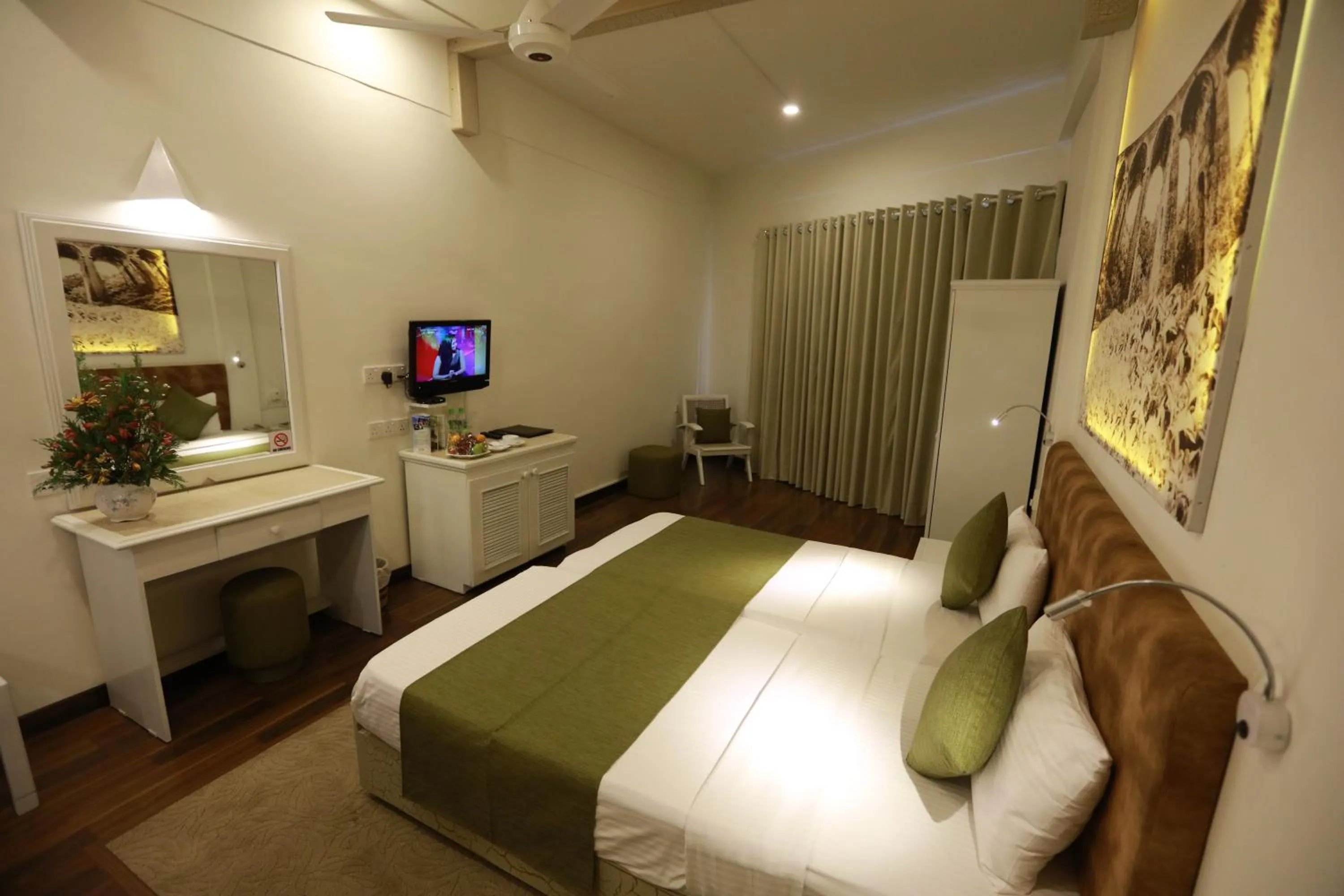 Photo of the whole room, Bed in Orient Hotel