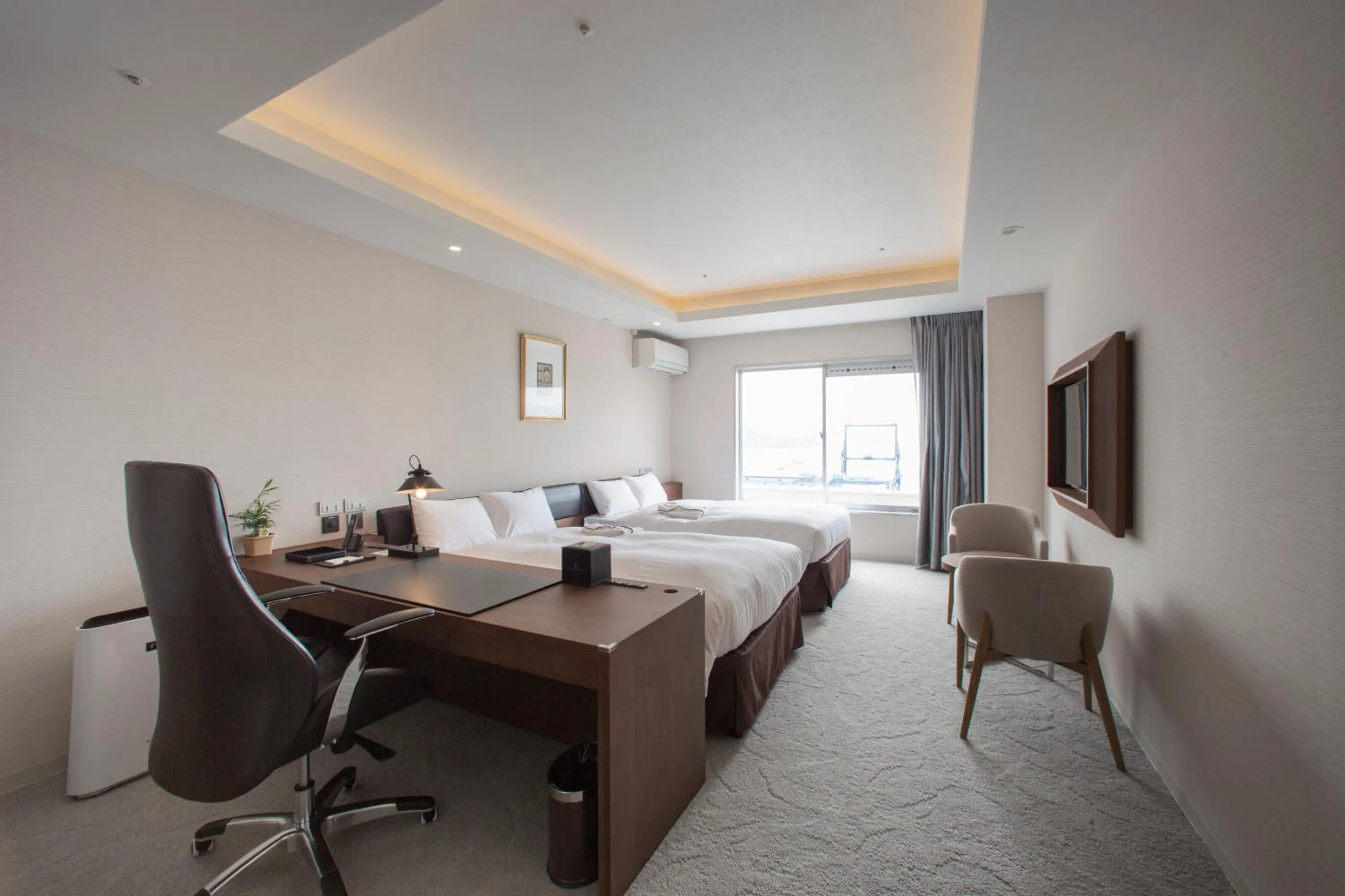 Photo of the whole room, Bed in Clayton Bay Hotel