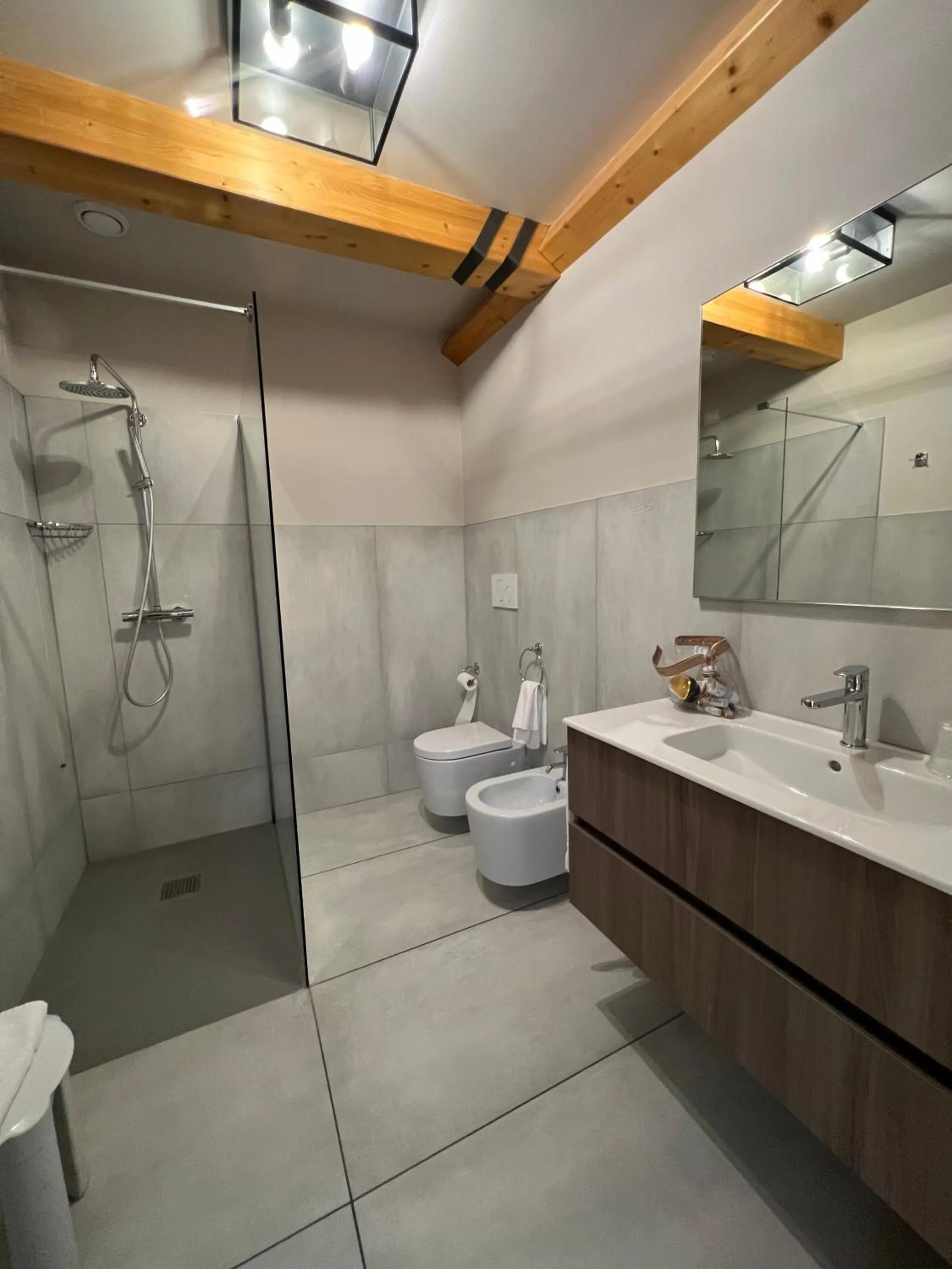 Shower in NUOVA FILANDA Rooms and More