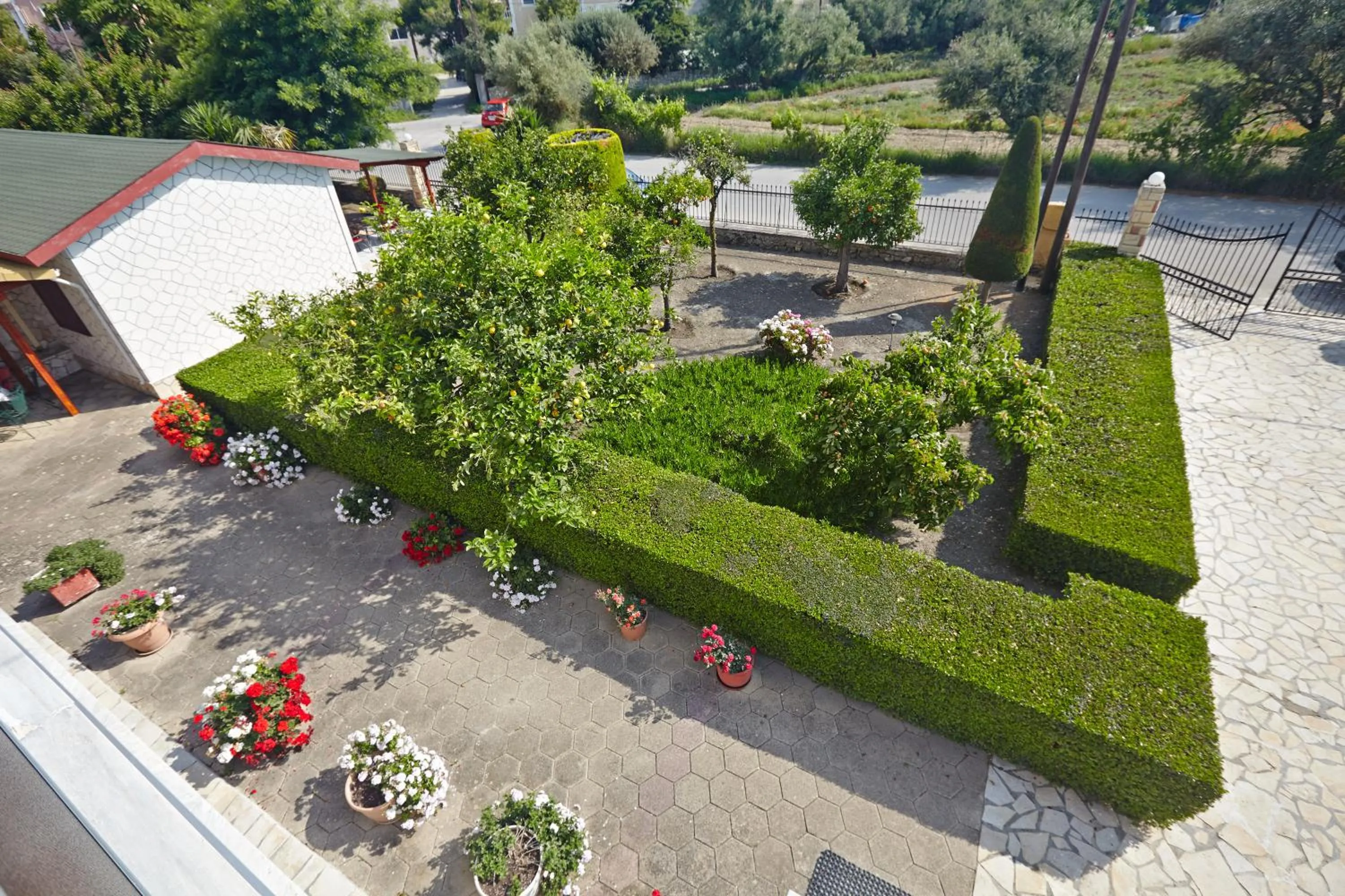 Garden in Pettas Apartments