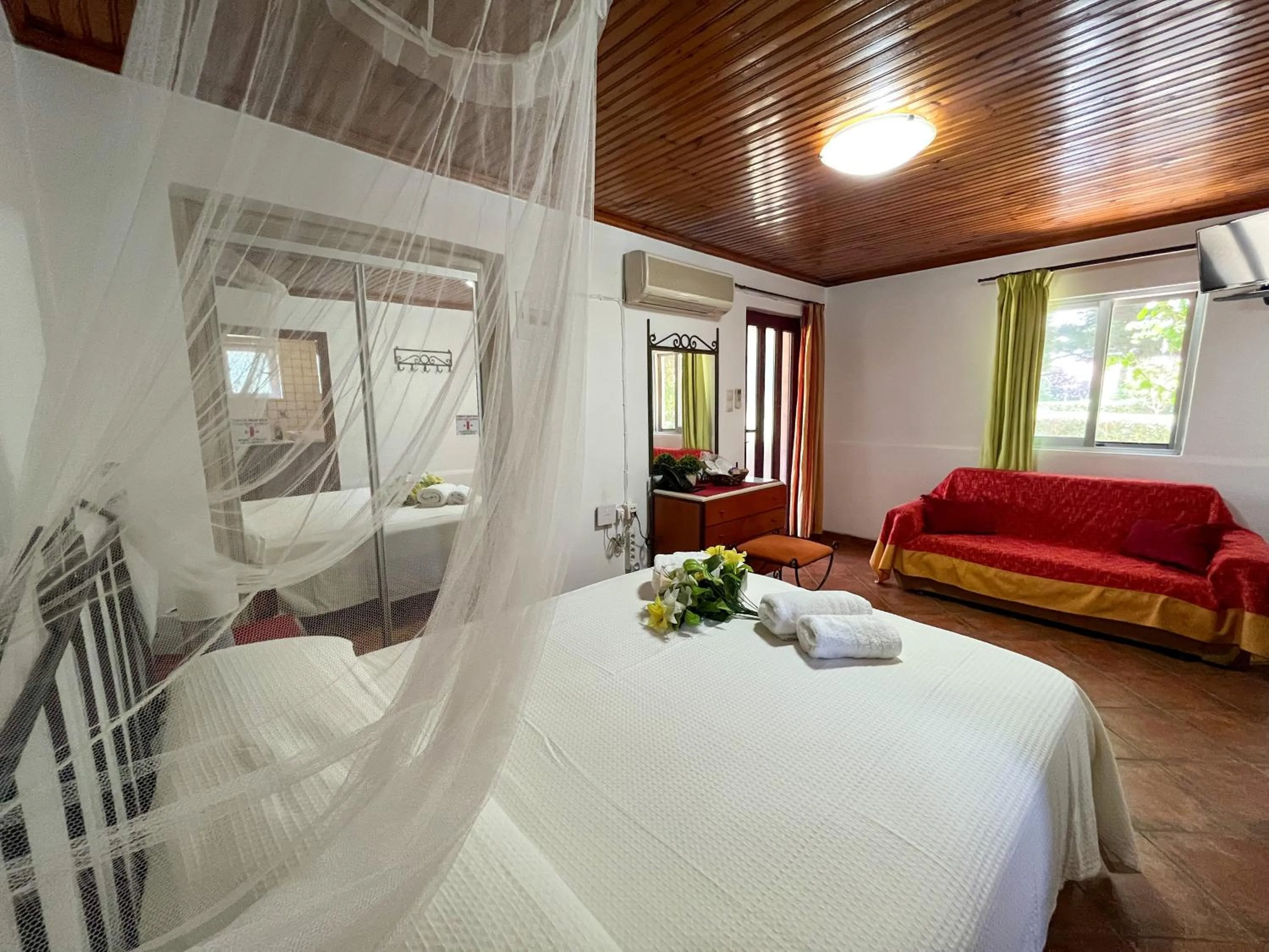 Bedroom, Bed in Pettas Apartments