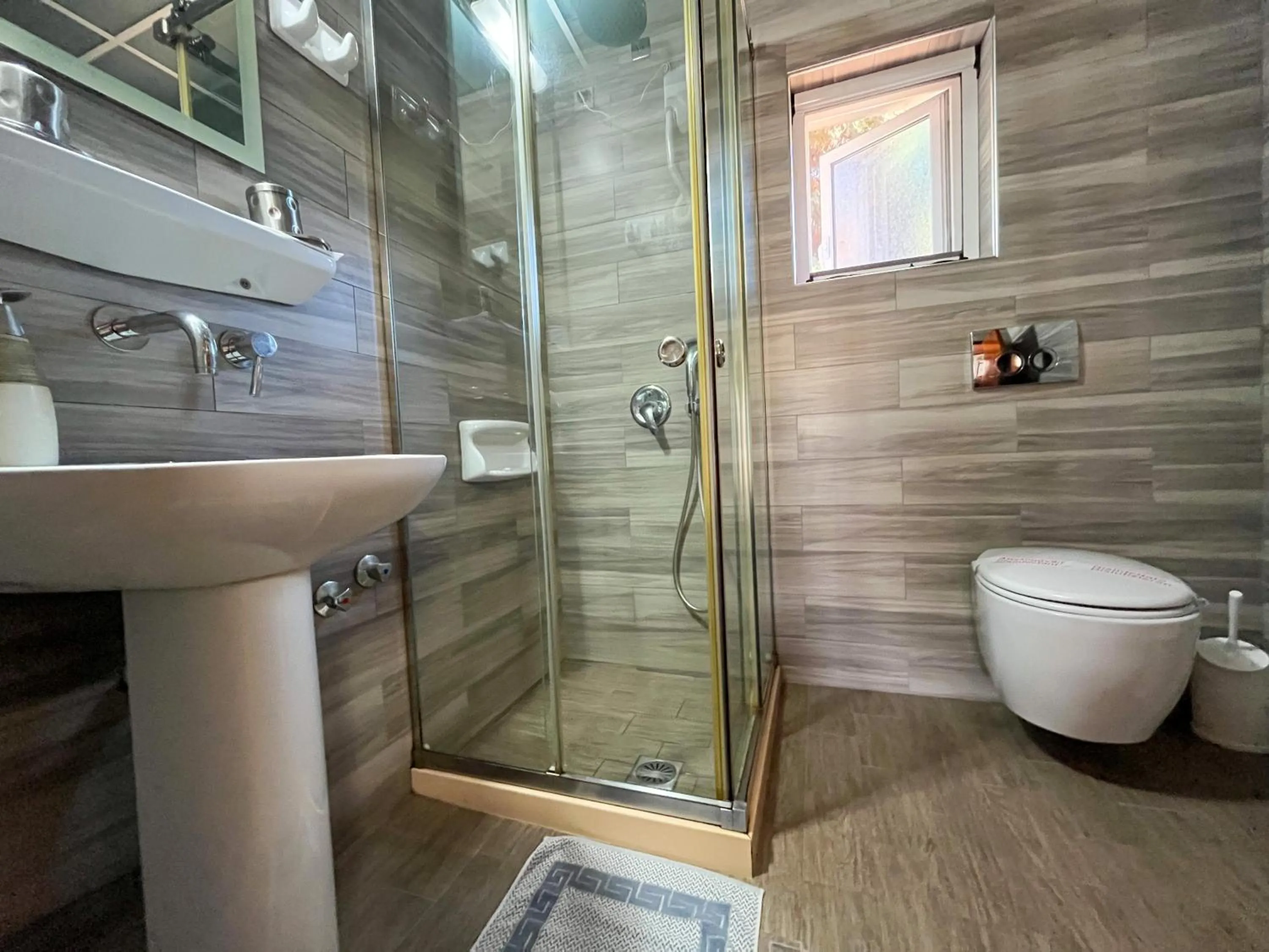 Toilet in Pettas Apartments