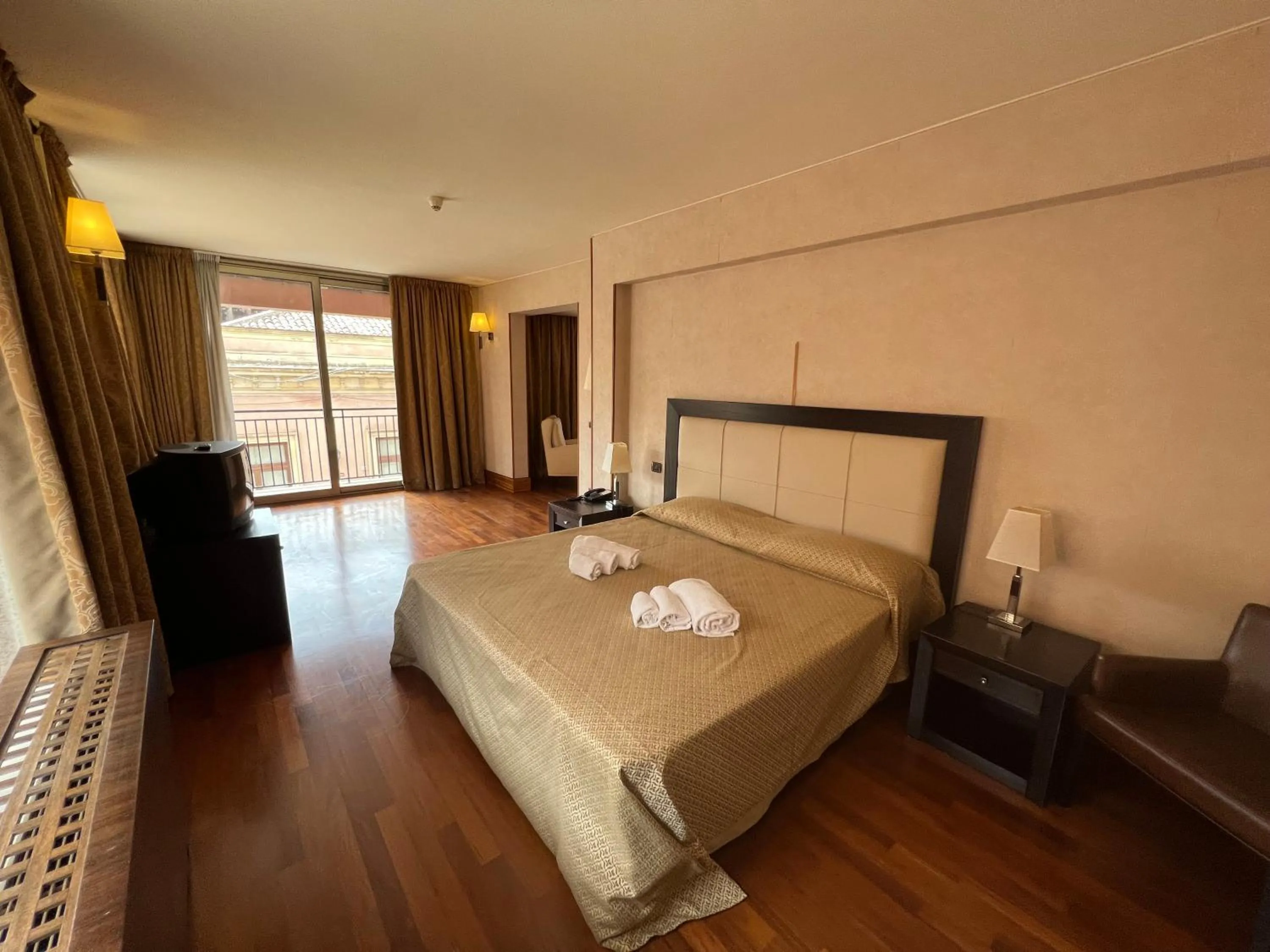 Photo of the whole room, Bed in Hotel La Fenice