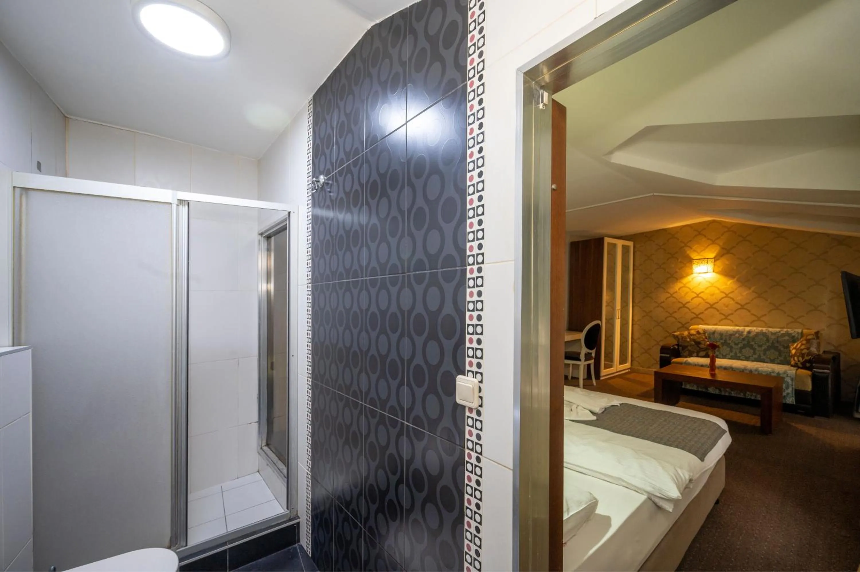 Bathroom, Bed in Hotel Melita