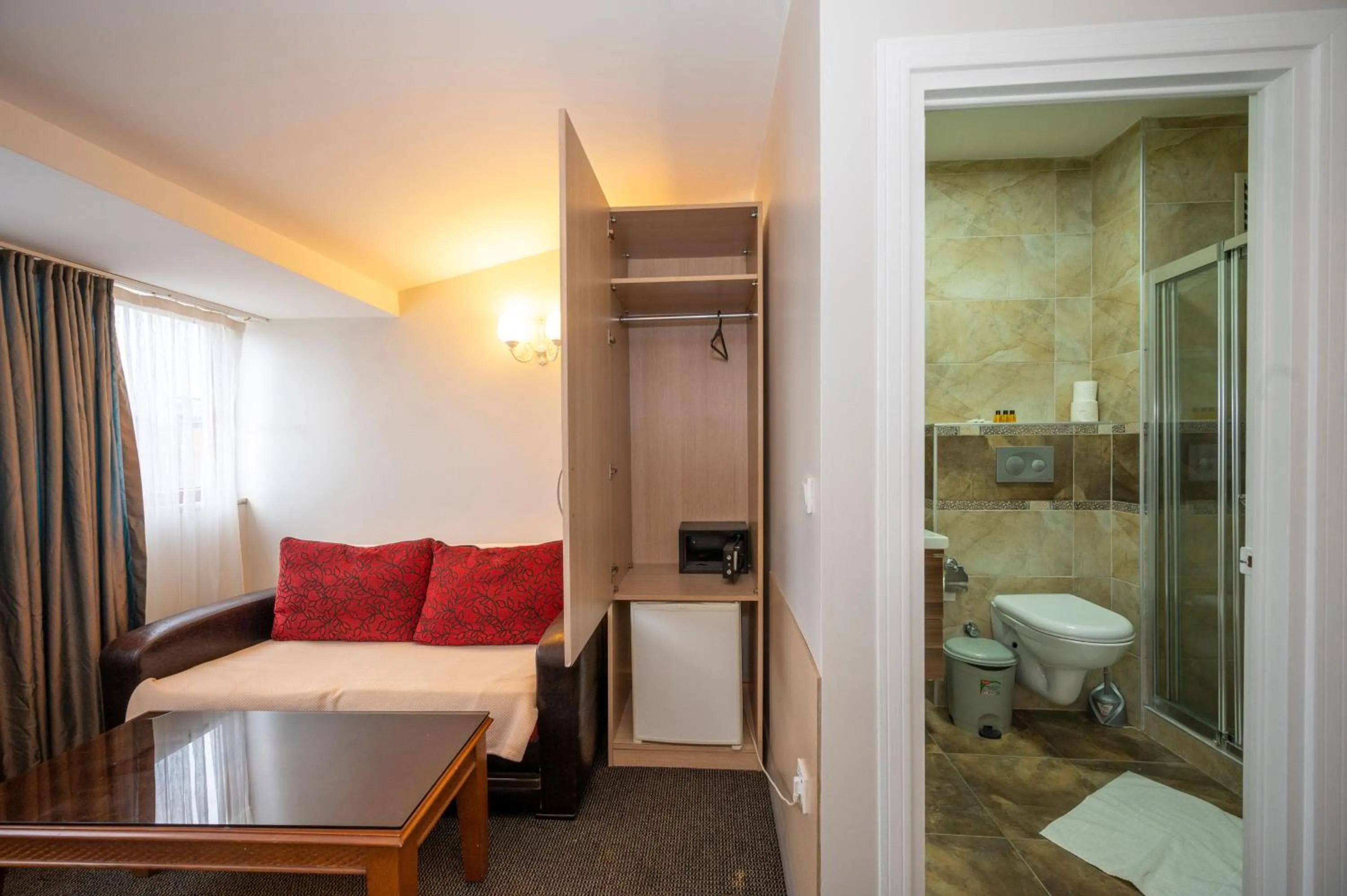 Living room, Bed in Hotel Melita