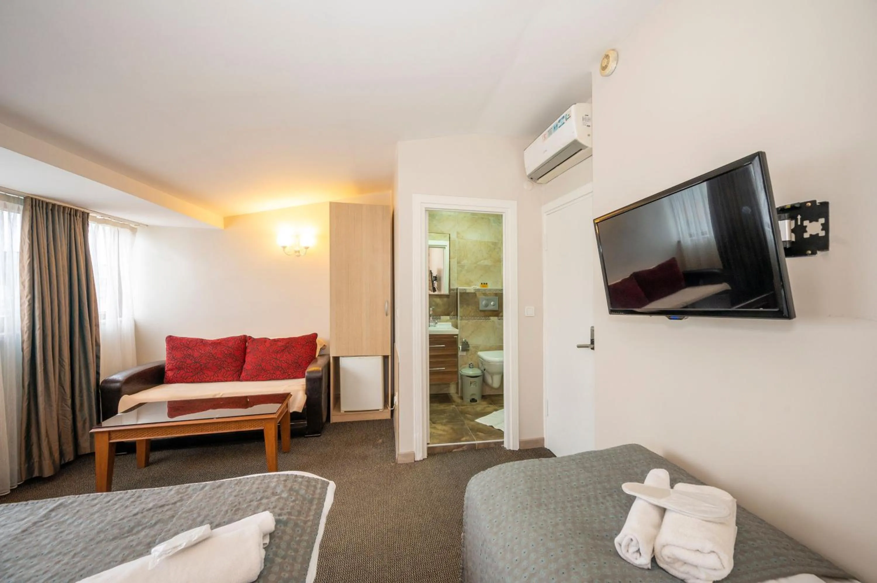 Seating area, Bed in Hotel Melita