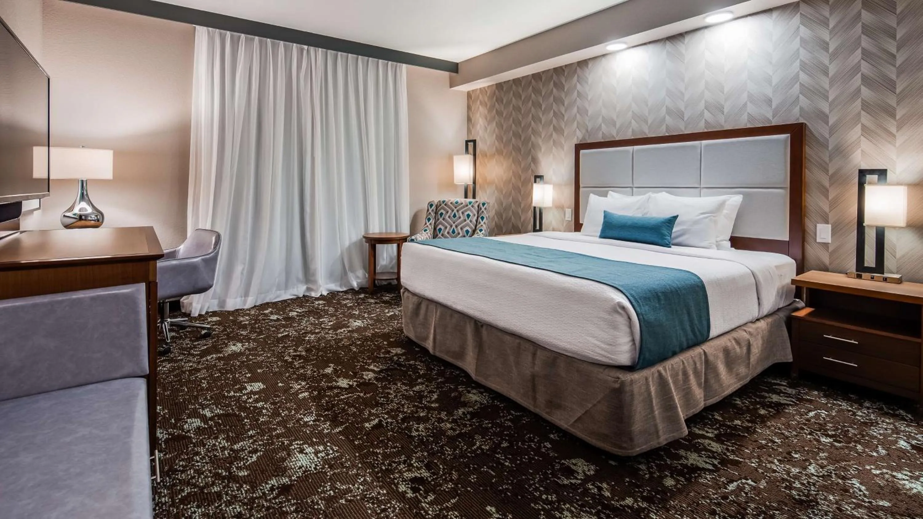 Photo of the whole room, Bed in Best Western Premier Ankeny Hotel