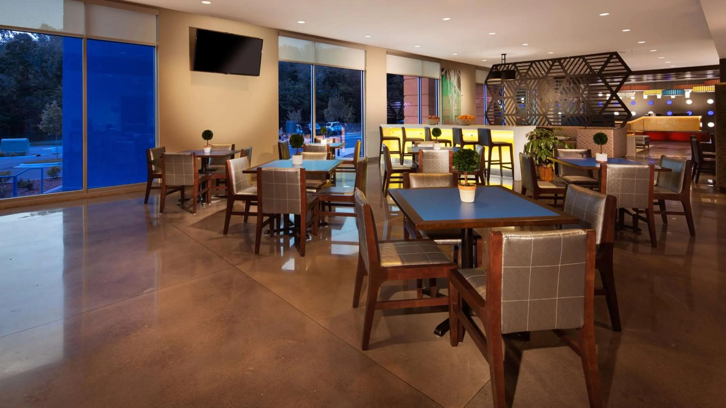 Restaurant/Places to Eat in GLō Best Western Asheville Tunnel Road