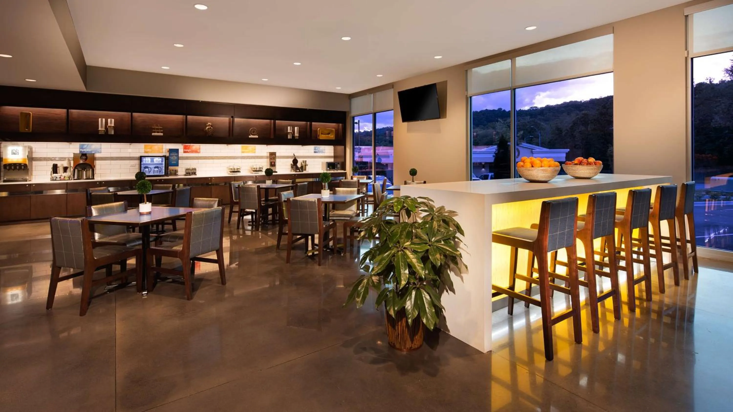 Restaurant/places to eat, Lounge/Bar in GLō Best Western Asheville Tunnel Road