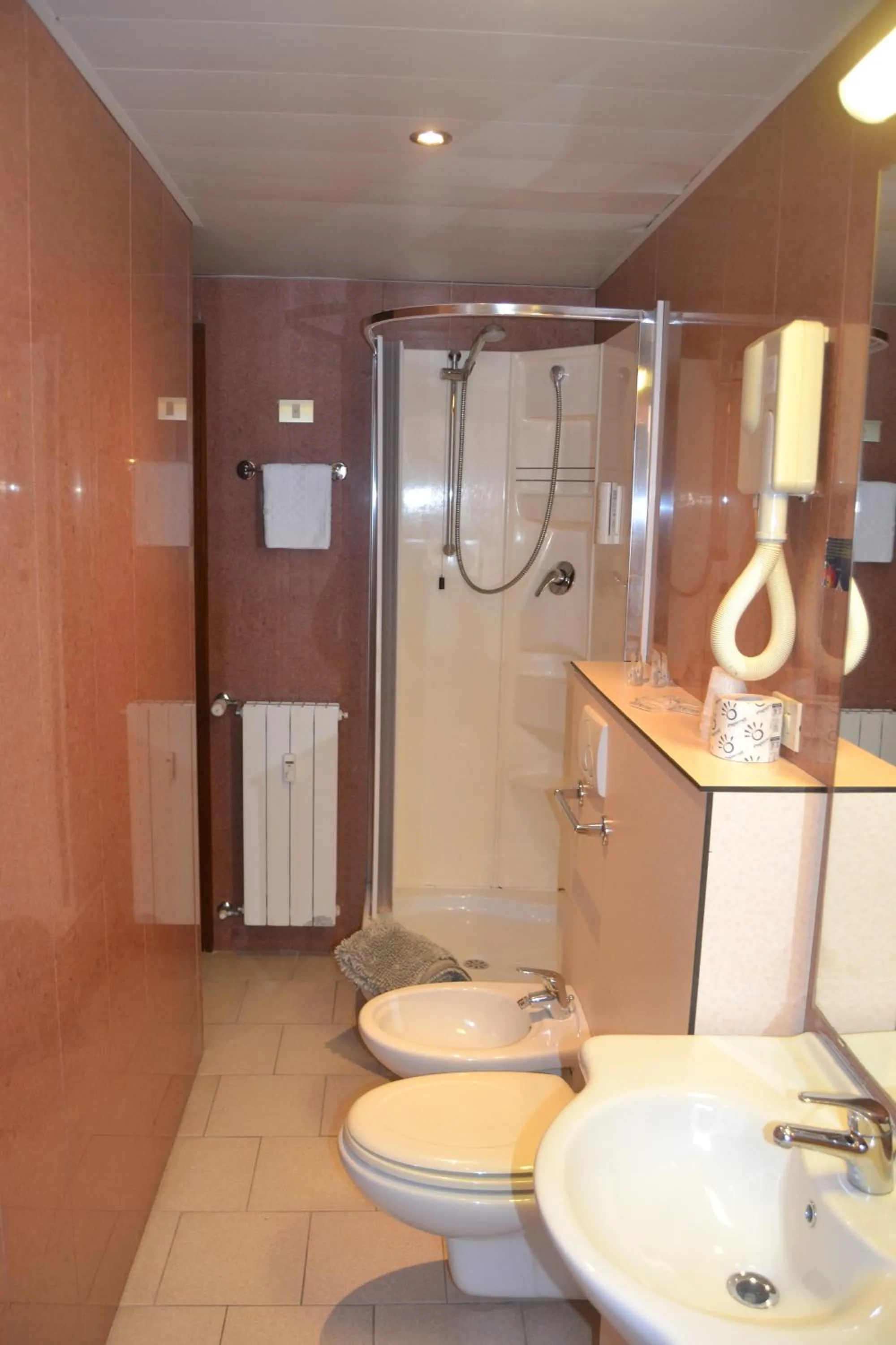 Shower in Hotel Bacco Rooms and Breakfast