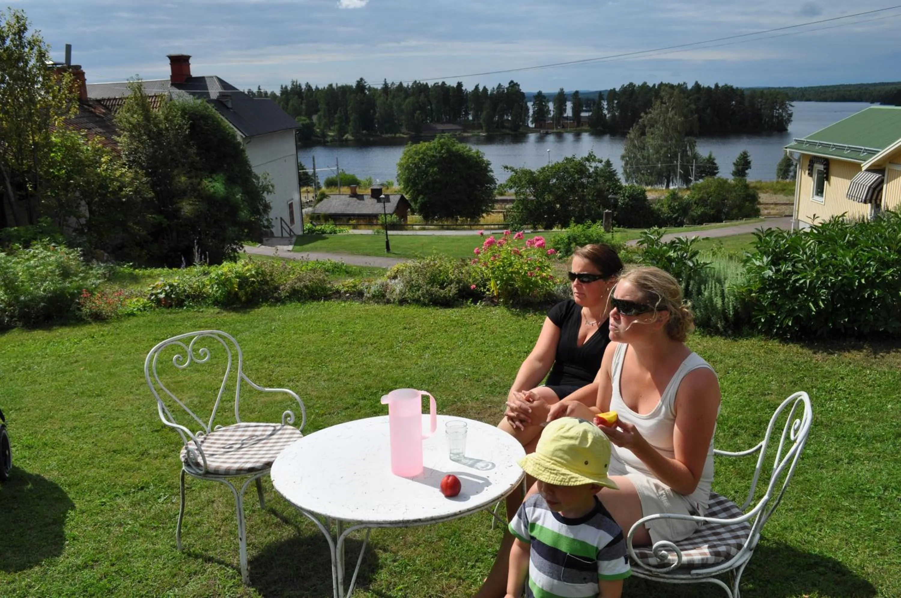 Garden in Vandrarhemmet Tallbacka/Ängelsberg Hostel